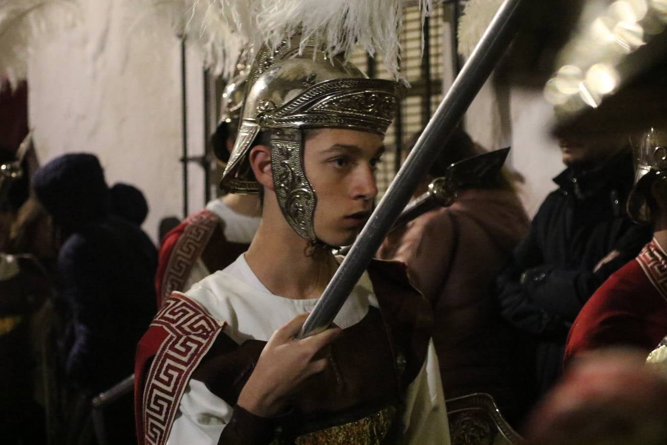 La vista al cielo se convertía, ayer, en una de las prácticas más repetida por los jerezanos. La lluvia amenazaba con marcar un antes y después en la Semana Santa jerezana 2019, Fiesta de Interés Turístico Nacional, e impedir la salida de la Cofradía del Señor 'Ecce-Homo', protagonista del Miércoles Santo. Una leve llovizna que, comenzaría a principio de la tarde, se convirtió en persistente a medida que pasaban las horas. Razón por la que la Cofradía decidió retrasar su hora de salida hasta pasadas las 21:30 horas, cuando la puerta del Perdón de San Miguel Arcángel se abría para iniciar el desfile procesional. Un desfile procesional que se vio interrumpido, de nuevo, por la lluvia, obligando al Señor 'Ecce-Homo' y Nuestra Señora de los Desamparados a regresar al templo. 