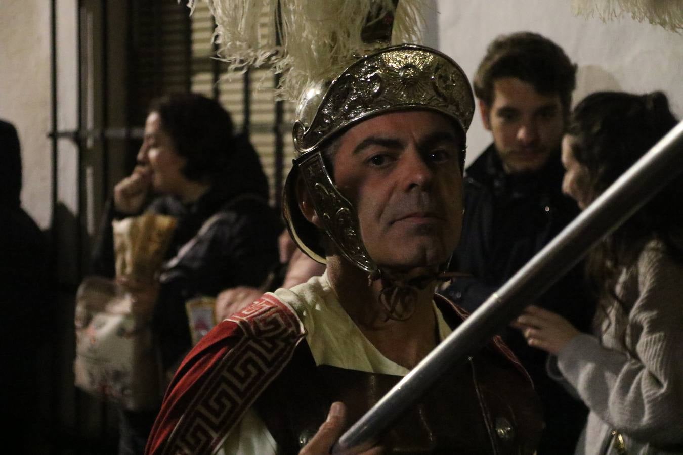 La vista al cielo se convertía, ayer, en una de las prácticas más repetida por los jerezanos. La lluvia amenazaba con marcar un antes y después en la Semana Santa jerezana 2019, Fiesta de Interés Turístico Nacional, e impedir la salida de la Cofradía del Señor 'Ecce-Homo', protagonista del Miércoles Santo. Una leve llovizna que, comenzaría a principio de la tarde, se convirtió en persistente a medida que pasaban las horas. Razón por la que la Cofradía decidió retrasar su hora de salida hasta pasadas las 21:30 horas, cuando la puerta del Perdón de San Miguel Arcángel se abría para iniciar el desfile procesional. Un desfile procesional que se vio interrumpido, de nuevo, por la lluvia, obligando al Señor 'Ecce-Homo' y Nuestra Señora de los Desamparados a regresar al templo. 