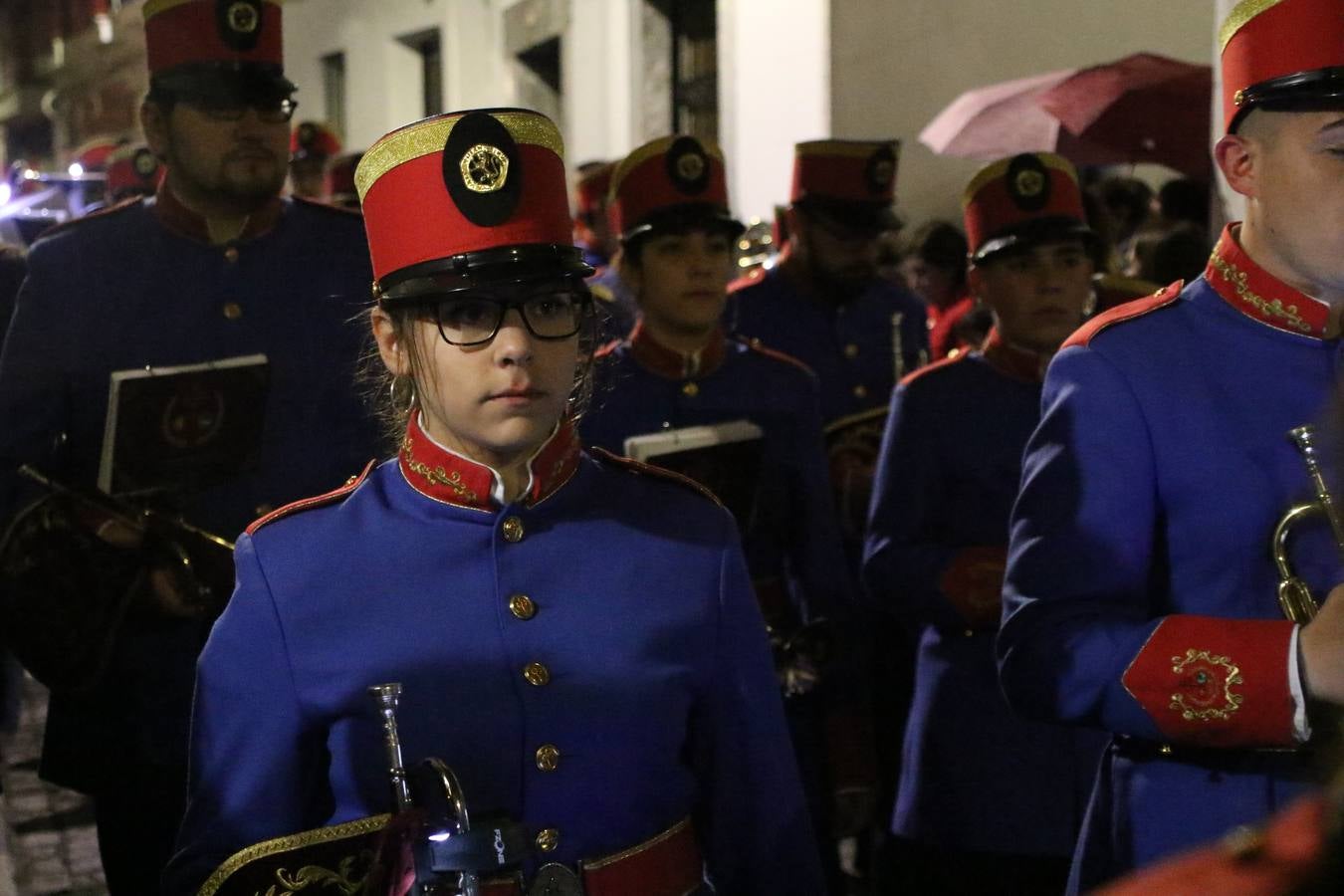 La vista al cielo se convertía, ayer, en una de las prácticas más repetida por los jerezanos. La lluvia amenazaba con marcar un antes y después en la Semana Santa jerezana 2019, Fiesta de Interés Turístico Nacional, e impedir la salida de la Cofradía del Señor 'Ecce-Homo', protagonista del Miércoles Santo. Una leve llovizna que, comenzaría a principio de la tarde, se convirtió en persistente a medida que pasaban las horas. Razón por la que la Cofradía decidió retrasar su hora de salida hasta pasadas las 21:30 horas, cuando la puerta del Perdón de San Miguel Arcángel se abría para iniciar el desfile procesional. Un desfile procesional que se vio interrumpido, de nuevo, por la lluvia, obligando al Señor 'Ecce-Homo' y Nuestra Señora de los Desamparados a regresar al templo. 