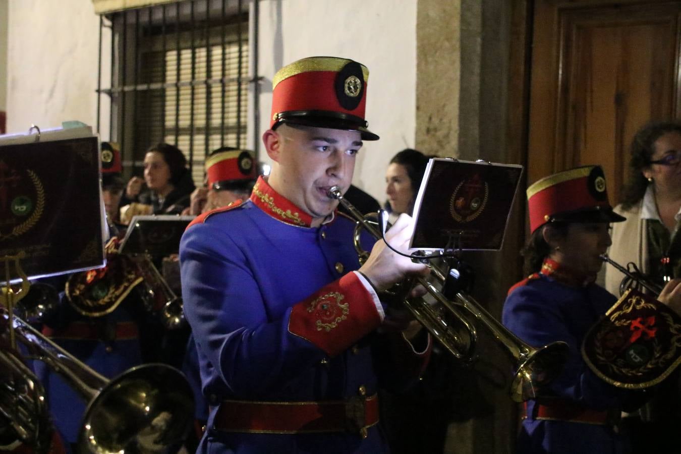 La vista al cielo se convertía, ayer, en una de las prácticas más repetida por los jerezanos. La lluvia amenazaba con marcar un antes y después en la Semana Santa jerezana 2019, Fiesta de Interés Turístico Nacional, e impedir la salida de la Cofradía del Señor 'Ecce-Homo', protagonista del Miércoles Santo. Una leve llovizna que, comenzaría a principio de la tarde, se convirtió en persistente a medida que pasaban las horas. Razón por la que la Cofradía decidió retrasar su hora de salida hasta pasadas las 21:30 horas, cuando la puerta del Perdón de San Miguel Arcángel se abría para iniciar el desfile procesional. Un desfile procesional que se vio interrumpido, de nuevo, por la lluvia, obligando al Señor 'Ecce-Homo' y Nuestra Señora de los Desamparados a regresar al templo. 