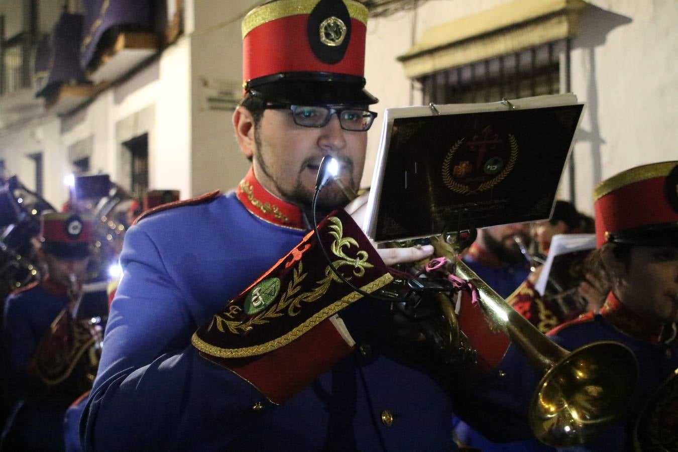 La vista al cielo se convertía, ayer, en una de las prácticas más repetida por los jerezanos. La lluvia amenazaba con marcar un antes y después en la Semana Santa jerezana 2019, Fiesta de Interés Turístico Nacional, e impedir la salida de la Cofradía del Señor 'Ecce-Homo', protagonista del Miércoles Santo. Una leve llovizna que, comenzaría a principio de la tarde, se convirtió en persistente a medida que pasaban las horas. Razón por la que la Cofradía decidió retrasar su hora de salida hasta pasadas las 21:30 horas, cuando la puerta del Perdón de San Miguel Arcángel se abría para iniciar el desfile procesional. Un desfile procesional que se vio interrumpido, de nuevo, por la lluvia, obligando al Señor 'Ecce-Homo' y Nuestra Señora de los Desamparados a regresar al templo. 