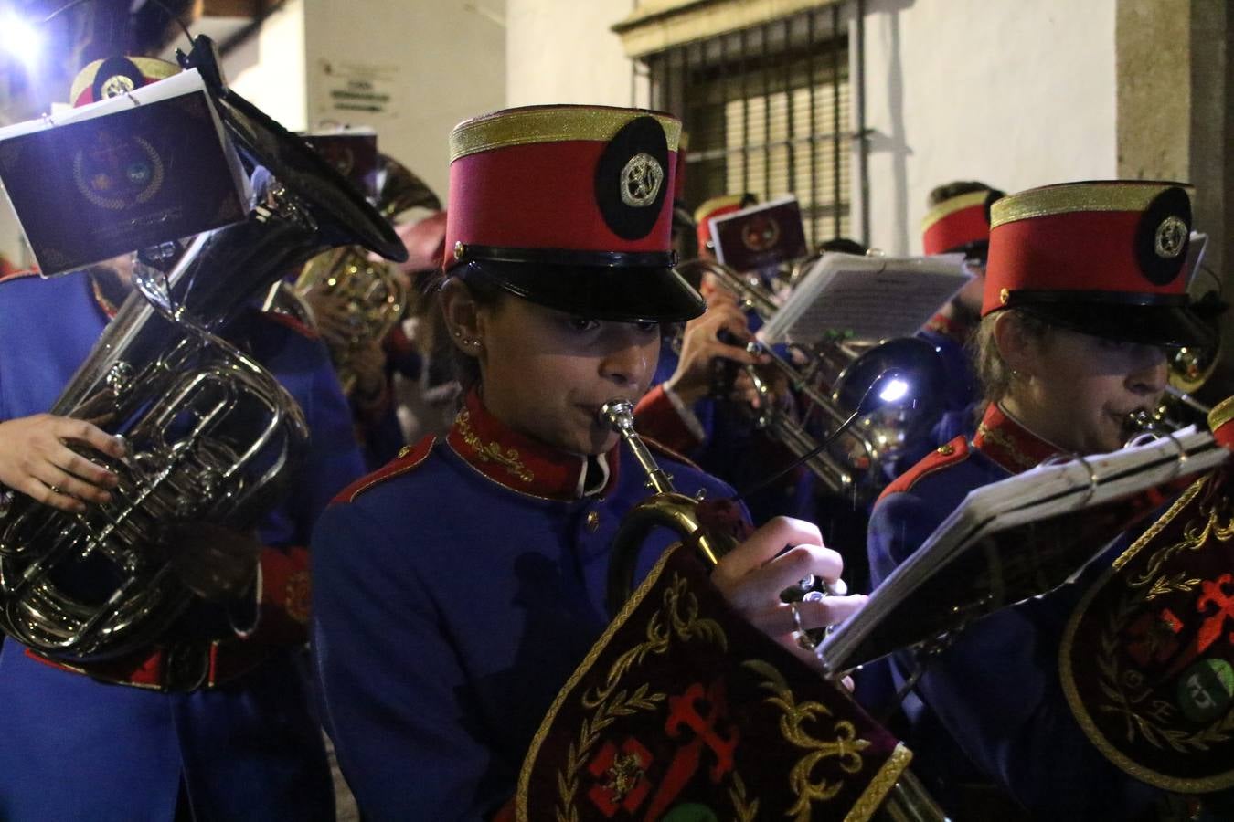 La vista al cielo se convertía, ayer, en una de las prácticas más repetida por los jerezanos. La lluvia amenazaba con marcar un antes y después en la Semana Santa jerezana 2019, Fiesta de Interés Turístico Nacional, e impedir la salida de la Cofradía del Señor 'Ecce-Homo', protagonista del Miércoles Santo. Una leve llovizna que, comenzaría a principio de la tarde, se convirtió en persistente a medida que pasaban las horas. Razón por la que la Cofradía decidió retrasar su hora de salida hasta pasadas las 21:30 horas, cuando la puerta del Perdón de San Miguel Arcángel se abría para iniciar el desfile procesional. Un desfile procesional que se vio interrumpido, de nuevo, por la lluvia, obligando al Señor 'Ecce-Homo' y Nuestra Señora de los Desamparados a regresar al templo. 