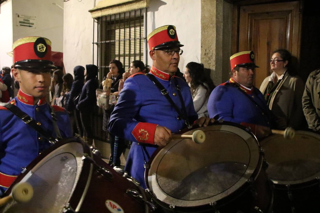 La vista al cielo se convertía, ayer, en una de las prácticas más repetida por los jerezanos. La lluvia amenazaba con marcar un antes y después en la Semana Santa jerezana 2019, Fiesta de Interés Turístico Nacional, e impedir la salida de la Cofradía del Señor 'Ecce-Homo', protagonista del Miércoles Santo. Una leve llovizna que, comenzaría a principio de la tarde, se convirtió en persistente a medida que pasaban las horas. Razón por la que la Cofradía decidió retrasar su hora de salida hasta pasadas las 21:30 horas, cuando la puerta del Perdón de San Miguel Arcángel se abría para iniciar el desfile procesional. Un desfile procesional que se vio interrumpido, de nuevo, por la lluvia, obligando al Señor 'Ecce-Homo' y Nuestra Señora de los Desamparados a regresar al templo. 