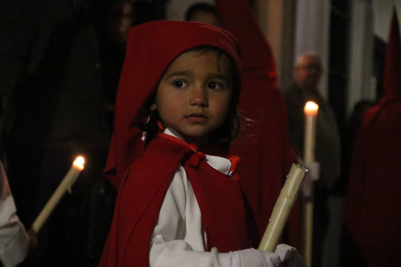 La vista al cielo se convertía, ayer, en una de las prácticas más repetida por los jerezanos. La lluvia amenazaba con marcar un antes y después en la Semana Santa jerezana 2019, Fiesta de Interés Turístico Nacional, e impedir la salida de la Cofradía del Señor 'Ecce-Homo', protagonista del Miércoles Santo. Una leve llovizna que, comenzaría a principio de la tarde, se convirtió en persistente a medida que pasaban las horas. Razón por la que la Cofradía decidió retrasar su hora de salida hasta pasadas las 21:30 horas, cuando la puerta del Perdón de San Miguel Arcángel se abría para iniciar el desfile procesional. Un desfile procesional que se vio interrumpido, de nuevo, por la lluvia, obligando al Señor 'Ecce-Homo' y Nuestra Señora de los Desamparados a regresar al templo. 
