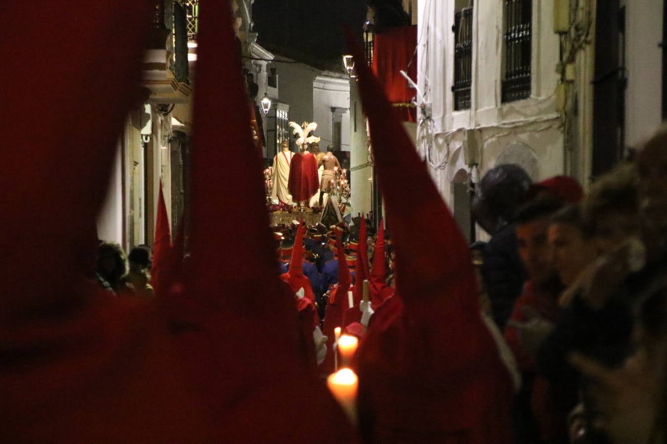 La vista al cielo se convertía, ayer, en una de las prácticas más repetida por los jerezanos. La lluvia amenazaba con marcar un antes y después en la Semana Santa jerezana 2019, Fiesta de Interés Turístico Nacional, e impedir la salida de la Cofradía del Señor 'Ecce-Homo', protagonista del Miércoles Santo. Una leve llovizna que, comenzaría a principio de la tarde, se convirtió en persistente a medida que pasaban las horas. Razón por la que la Cofradía decidió retrasar su hora de salida hasta pasadas las 21:30 horas, cuando la puerta del Perdón de San Miguel Arcángel se abría para iniciar el desfile procesional. Un desfile procesional que se vio interrumpido, de nuevo, por la lluvia, obligando al Señor 'Ecce-Homo' y Nuestra Señora de los Desamparados a regresar al templo. 