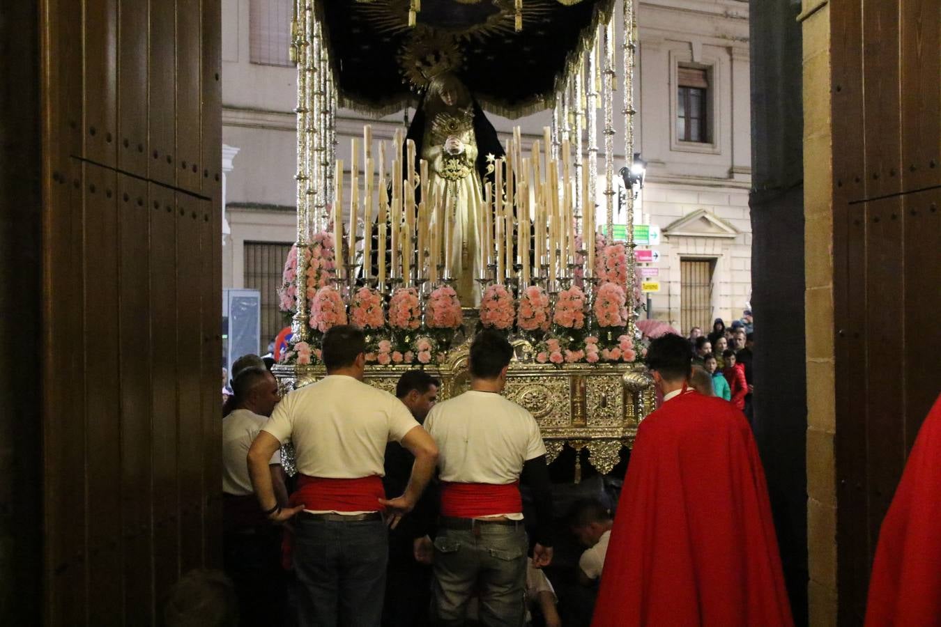 La vista al cielo se convertía, ayer, en una de las prácticas más repetida por los jerezanos. La lluvia amenazaba con marcar un antes y después en la Semana Santa jerezana 2019, Fiesta de Interés Turístico Nacional, e impedir la salida de la Cofradía del Señor 'Ecce-Homo', protagonista del Miércoles Santo. Una leve llovizna que, comenzaría a principio de la tarde, se convirtió en persistente a medida que pasaban las horas. Razón por la que la Cofradía decidió retrasar su hora de salida hasta pasadas las 21:30 horas, cuando la puerta del Perdón de San Miguel Arcángel se abría para iniciar el desfile procesional. Un desfile procesional que se vio interrumpido, de nuevo, por la lluvia, obligando al Señor 'Ecce-Homo' y Nuestra Señora de los Desamparados a regresar al templo. 