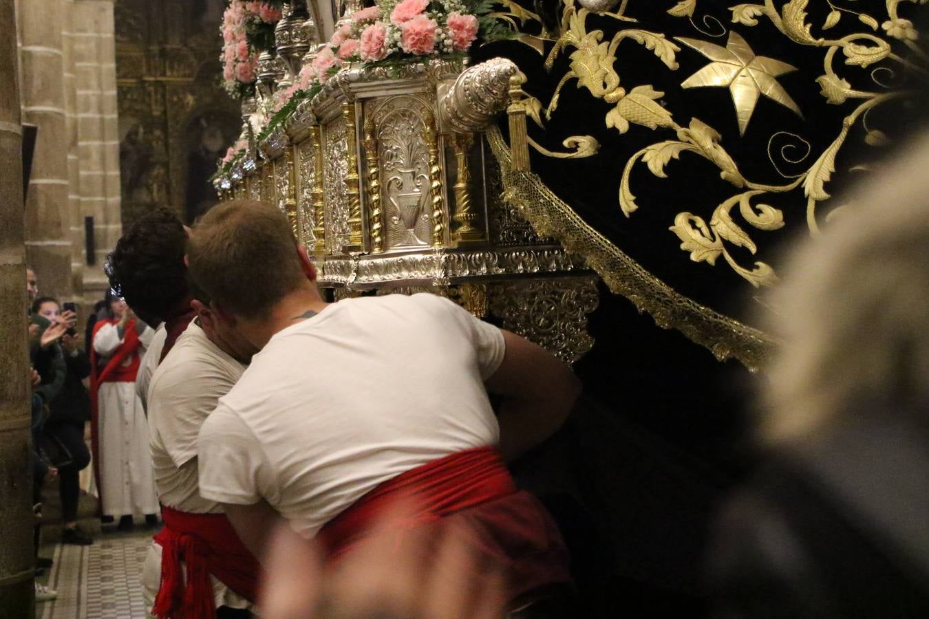 La vista al cielo se convertía, ayer, en una de las prácticas más repetida por los jerezanos. La lluvia amenazaba con marcar un antes y después en la Semana Santa jerezana 2019, Fiesta de Interés Turístico Nacional, e impedir la salida de la Cofradía del Señor 'Ecce-Homo', protagonista del Miércoles Santo. Una leve llovizna que, comenzaría a principio de la tarde, se convirtió en persistente a medida que pasaban las horas. Razón por la que la Cofradía decidió retrasar su hora de salida hasta pasadas las 21:30 horas, cuando la puerta del Perdón de San Miguel Arcángel se abría para iniciar el desfile procesional. Un desfile procesional que se vio interrumpido, de nuevo, por la lluvia, obligando al Señor 'Ecce-Homo' y Nuestra Señora de los Desamparados a regresar al templo. 