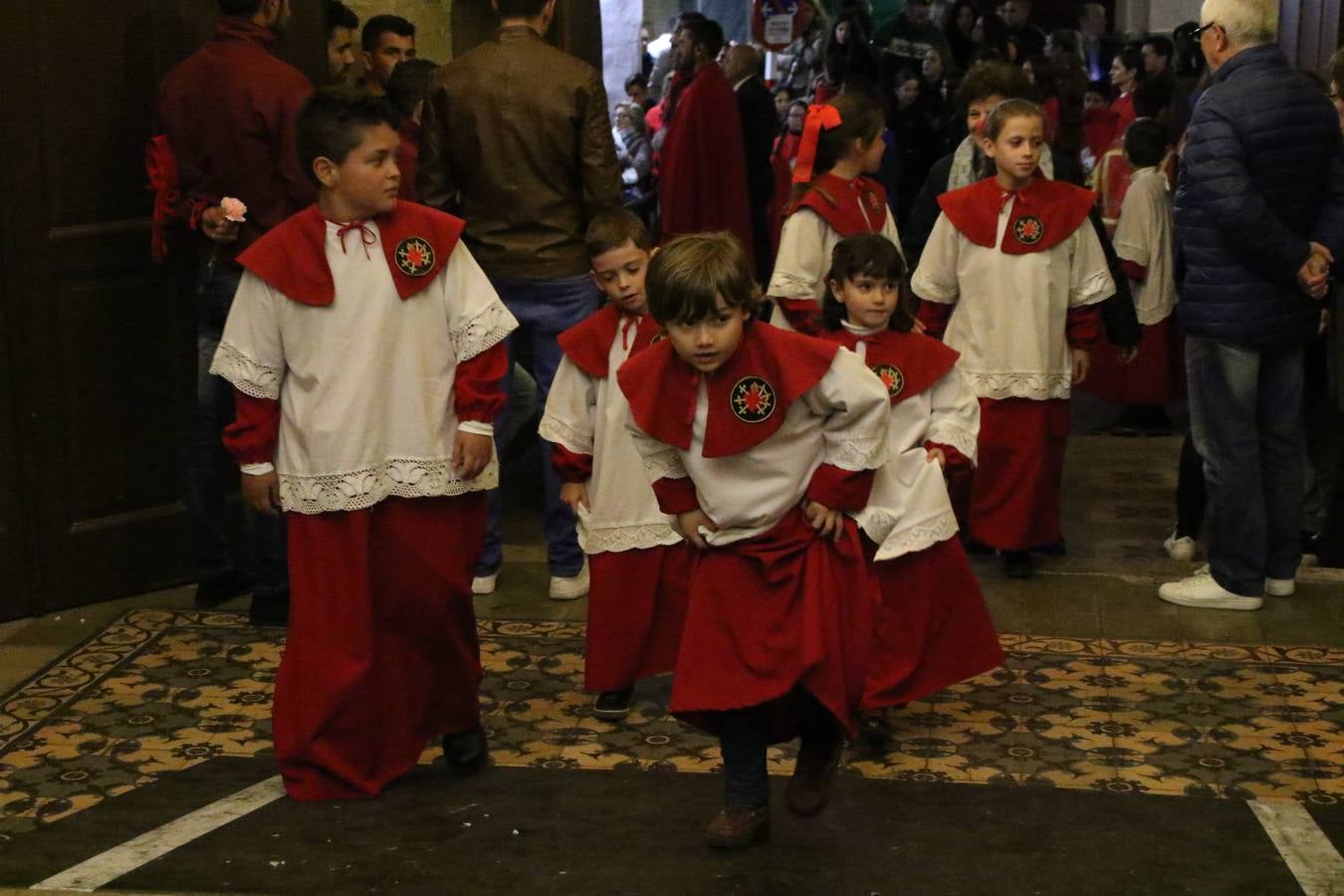 La vista al cielo se convertía, ayer, en una de las prácticas más repetida por los jerezanos. La lluvia amenazaba con marcar un antes y después en la Semana Santa jerezana 2019, Fiesta de Interés Turístico Nacional, e impedir la salida de la Cofradía del Señor 'Ecce-Homo', protagonista del Miércoles Santo. Una leve llovizna que, comenzaría a principio de la tarde, se convirtió en persistente a medida que pasaban las horas. Razón por la que la Cofradía decidió retrasar su hora de salida hasta pasadas las 21:30 horas, cuando la puerta del Perdón de San Miguel Arcángel se abría para iniciar el desfile procesional. Un desfile procesional que se vio interrumpido, de nuevo, por la lluvia, obligando al Señor 'Ecce-Homo' y Nuestra Señora de los Desamparados a regresar al templo. 