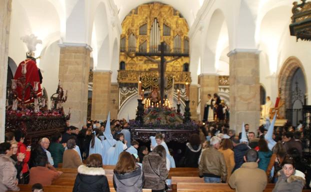 El templo de San Bartolomé acogió fue refugio para las emociones y el anhelo frustrado por la lluvia.
