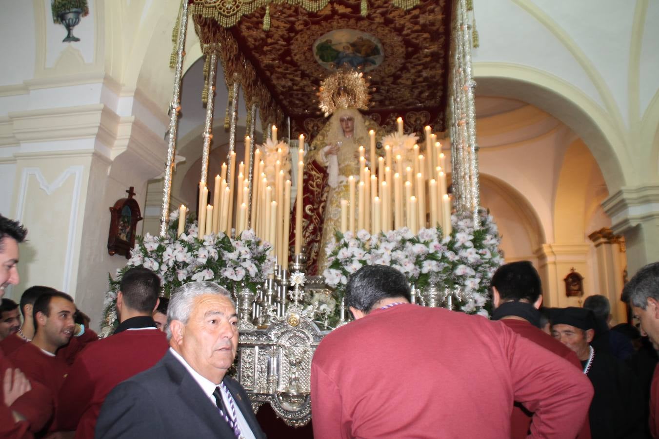 Las emociones llenaron también anoche la ermita de Los Santos Mártires, donde se quedaron guardados todos los afanes, las ilusiones y la devoción que no pudieron tener reflejo en la procesión de las colas largas, La Cofradía del Señor Coronado de Espinas decidió no salir ante la adversidad de la climatología y en el interior de este pequeño templo se vivieron momentos de gran emotividad.La Guardia Civil de Jerez de los Caballeros rindió honores a s Madrina, María Santísima de la Amargura. Los sones de las bandas y agrupaciones que iban a participar en el desfile procesional expandieron su eco desde el Llano de los Mártires para acompañar a los costaleros de cada uno de los tres Pasos, que fueron mecidos a su compás. El jovencísimo saetero Julián Jaramillo, de tan solo 12 años y natural de Segura de León, hizo vibrar a los presentes con su saeta al Coronado.Y entre las oraciones del párroco, Antonio María Rejano y los sacerdotes que le acompañaron, asomaron también las lágrimas.El momento más emotivo se vivió con el sentido homenaje a Manuel Labrador González, Manolo 'Cornelio' a quien Marisa Sánchez, en nombre de la junta de gobierno de la Cofradía del Señor Coronado, dedicó palabras llenas de afecto y reconocimiento, destacando su condición de «trabajador sin igual», su carácter innovador, su generosidad, sus consejos a jóvenes y mayores en el seno de esta Cofradía de la que dijo, «es piedra angular» y su extraordinaria labor. Manuel recibió un libro y una precioso cartel realizada por José Tomás Pérez Indiano, a semejanza del que hace tres años anunció la Semana Santa Jerezana. Emocionado, Manuel agradeció el cariño y dedicó este homenaje a su familia y a todas las madres.