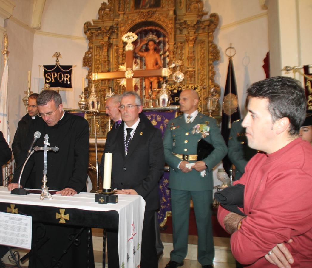 Las emociones llenaron también anoche la ermita de Los Santos Mártires, donde se quedaron guardados todos los afanes, las ilusiones y la devoción que no pudieron tener reflejo en la procesión de las colas largas, La Cofradía del Señor Coronado de Espinas decidió no salir ante la adversidad de la climatología y en el interior de este pequeño templo se vivieron momentos de gran emotividad.La Guardia Civil de Jerez de los Caballeros rindió honores a s Madrina, María Santísima de la Amargura. Los sones de las bandas y agrupaciones que iban a participar en el desfile procesional expandieron su eco desde el Llano de los Mártires para acompañar a los costaleros de cada uno de los tres Pasos, que fueron mecidos a su compás. El jovencísimo saetero Julián Jaramillo, de tan solo 12 años y natural de Segura de León, hizo vibrar a los presentes con su saeta al Coronado.Y entre las oraciones del párroco, Antonio María Rejano y los sacerdotes que le acompañaron, asomaron también las lágrimas.El momento más emotivo se vivió con el sentido homenaje a Manuel Labrador González, Manolo 'Cornelio' a quien Marisa Sánchez, en nombre de la junta de gobierno de la Cofradía del Señor Coronado, dedicó palabras llenas de afecto y reconocimiento, destacando su condición de «trabajador sin igual», su carácter innovador, su generosidad, sus consejos a jóvenes y mayores en el seno de esta Cofradía de la que dijo, «es piedra angular» y su extraordinaria labor. Manuel recibió un libro y una precioso cartel realizada por José Tomás Pérez Indiano, a semejanza del que hace tres años anunció la Semana Santa Jerezana. Emocionado, Manuel agradeció el cariño y dedicó este homenaje a su familia y a todas las madres.