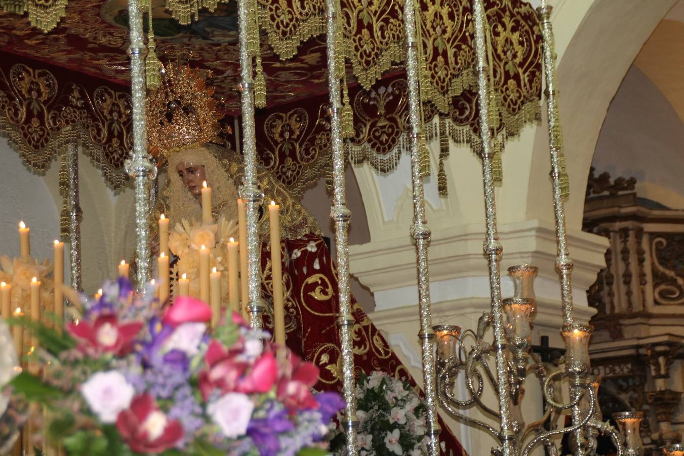 Las emociones llenaron también anoche la ermita de Los Santos Mártires, donde se quedaron guardados todos los afanes, las ilusiones y la devoción que no pudieron tener reflejo en la procesión de las colas largas, La Cofradía del Señor Coronado de Espinas decidió no salir ante la adversidad de la climatología y en el interior de este pequeño templo se vivieron momentos de gran emotividad.La Guardia Civil de Jerez de los Caballeros rindió honores a s Madrina, María Santísima de la Amargura. Los sones de las bandas y agrupaciones que iban a participar en el desfile procesional expandieron su eco desde el Llano de los Mártires para acompañar a los costaleros de cada uno de los tres Pasos, que fueron mecidos a su compás. El jovencísimo saetero Julián Jaramillo, de tan solo 12 años y natural de Segura de León, hizo vibrar a los presentes con su saeta al Coronado.Y entre las oraciones del párroco, Antonio María Rejano y los sacerdotes que le acompañaron, asomaron también las lágrimas.El momento más emotivo se vivió con el sentido homenaje a Manuel Labrador González, Manolo 'Cornelio' a quien Marisa Sánchez, en nombre de la junta de gobierno de la Cofradía del Señor Coronado, dedicó palabras llenas de afecto y reconocimiento, destacando su condición de «trabajador sin igual», su carácter innovador, su generosidad, sus consejos a jóvenes y mayores en el seno de esta Cofradía de la que dijo, «es piedra angular» y su extraordinaria labor. Manuel recibió un libro y una precioso cartel realizada por José Tomás Pérez Indiano, a semejanza del que hace tres años anunció la Semana Santa Jerezana. Emocionado, Manuel agradeció el cariño y dedicó este homenaje a su familia y a todas las madres.