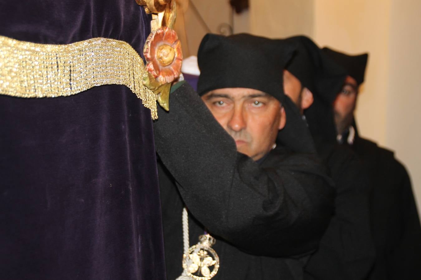 Las emociones llenaron también anoche la ermita de Los Santos Mártires, donde se quedaron guardados todos los afanes, las ilusiones y la devoción que no pudieron tener reflejo en la procesión de las colas largas, La Cofradía del Señor Coronado de Espinas decidió no salir ante la adversidad de la climatología y en el interior de este pequeño templo se vivieron momentos de gran emotividad.La Guardia Civil de Jerez de los Caballeros rindió honores a s Madrina, María Santísima de la Amargura. Los sones de las bandas y agrupaciones que iban a participar en el desfile procesional expandieron su eco desde el Llano de los Mártires para acompañar a los costaleros de cada uno de los tres Pasos, que fueron mecidos a su compás. El jovencísimo saetero Julián Jaramillo, de tan solo 12 años y natural de Segura de León, hizo vibrar a los presentes con su saeta al Coronado.Y entre las oraciones del párroco, Antonio María Rejano y los sacerdotes que le acompañaron, asomaron también las lágrimas.El momento más emotivo se vivió con el sentido homenaje a Manuel Labrador González, Manolo 'Cornelio' a quien Marisa Sánchez, en nombre de la junta de gobierno de la Cofradía del Señor Coronado, dedicó palabras llenas de afecto y reconocimiento, destacando su condición de «trabajador sin igual», su carácter innovador, su generosidad, sus consejos a jóvenes y mayores en el seno de esta Cofradía de la que dijo, «es piedra angular» y su extraordinaria labor. Manuel recibió un libro y una precioso cartel realizada por José Tomás Pérez Indiano, a semejanza del que hace tres años anunció la Semana Santa Jerezana. Emocionado, Manuel agradeció el cariño y dedicó este homenaje a su familia y a todas las madres.