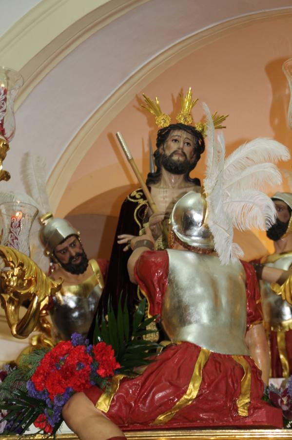 Las emociones llenaron también anoche la ermita de Los Santos Mártires, donde se quedaron guardados todos los afanes, las ilusiones y la devoción que no pudieron tener reflejo en la procesión de las colas largas, La Cofradía del Señor Coronado de Espinas decidió no salir ante la adversidad de la climatología y en el interior de este pequeño templo se vivieron momentos de gran emotividad.La Guardia Civil de Jerez de los Caballeros rindió honores a s Madrina, María Santísima de la Amargura. Los sones de las bandas y agrupaciones que iban a participar en el desfile procesional expandieron su eco desde el Llano de los Mártires para acompañar a los costaleros de cada uno de los tres Pasos, que fueron mecidos a su compás. El jovencísimo saetero Julián Jaramillo, de tan solo 12 años y natural de Segura de León, hizo vibrar a los presentes con su saeta al Coronado.Y entre las oraciones del párroco, Antonio María Rejano y los sacerdotes que le acompañaron, asomaron también las lágrimas.El momento más emotivo se vivió con el sentido homenaje a Manuel Labrador González, Manolo 'Cornelio' a quien Marisa Sánchez, en nombre de la junta de gobierno de la Cofradía del Señor Coronado, dedicó palabras llenas de afecto y reconocimiento, destacando su condición de «trabajador sin igual», su carácter innovador, su generosidad, sus consejos a jóvenes y mayores en el seno de esta Cofradía de la que dijo, «es piedra angular» y su extraordinaria labor. Manuel recibió un libro y una precioso cartel realizada por José Tomás Pérez Indiano, a semejanza del que hace tres años anunció la Semana Santa Jerezana. Emocionado, Manuel agradeció el cariño y dedicó este homenaje a su familia y a todas las madres.