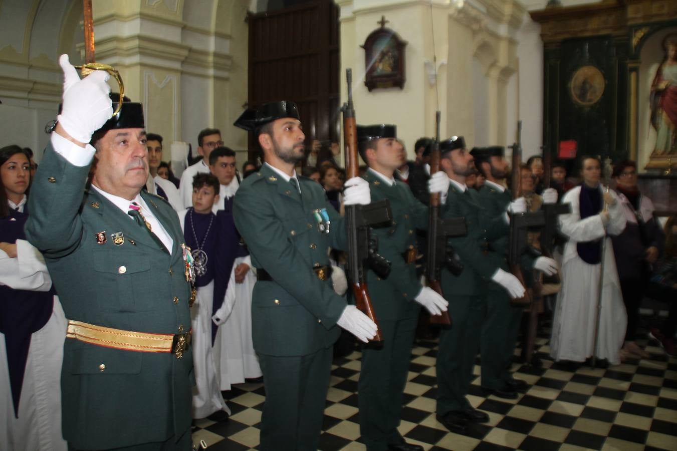 Las emociones llenaron también anoche la ermita de Los Santos Mártires, donde se quedaron guardados todos los afanes, las ilusiones y la devoción que no pudieron tener reflejo en la procesión de las colas largas, La Cofradía del Señor Coronado de Espinas decidió no salir ante la adversidad de la climatología y en el interior de este pequeño templo se vivieron momentos de gran emotividad.La Guardia Civil de Jerez de los Caballeros rindió honores a s Madrina, María Santísima de la Amargura. Los sones de las bandas y agrupaciones que iban a participar en el desfile procesional expandieron su eco desde el Llano de los Mártires para acompañar a los costaleros de cada uno de los tres Pasos, que fueron mecidos a su compás. El jovencísimo saetero Julián Jaramillo, de tan solo 12 años y natural de Segura de León, hizo vibrar a los presentes con su saeta al Coronado.Y entre las oraciones del párroco, Antonio María Rejano y los sacerdotes que le acompañaron, asomaron también las lágrimas.El momento más emotivo se vivió con el sentido homenaje a Manuel Labrador González, Manolo 'Cornelio' a quien Marisa Sánchez, en nombre de la junta de gobierno de la Cofradía del Señor Coronado, dedicó palabras llenas de afecto y reconocimiento, destacando su condición de «trabajador sin igual», su carácter innovador, su generosidad, sus consejos a jóvenes y mayores en el seno de esta Cofradía de la que dijo, «es piedra angular» y su extraordinaria labor. Manuel recibió un libro y una precioso cartel realizada por José Tomás Pérez Indiano, a semejanza del que hace tres años anunció la Semana Santa Jerezana. Emocionado, Manuel agradeció el cariño y dedicó este homenaje a su familia y a todas las madres.