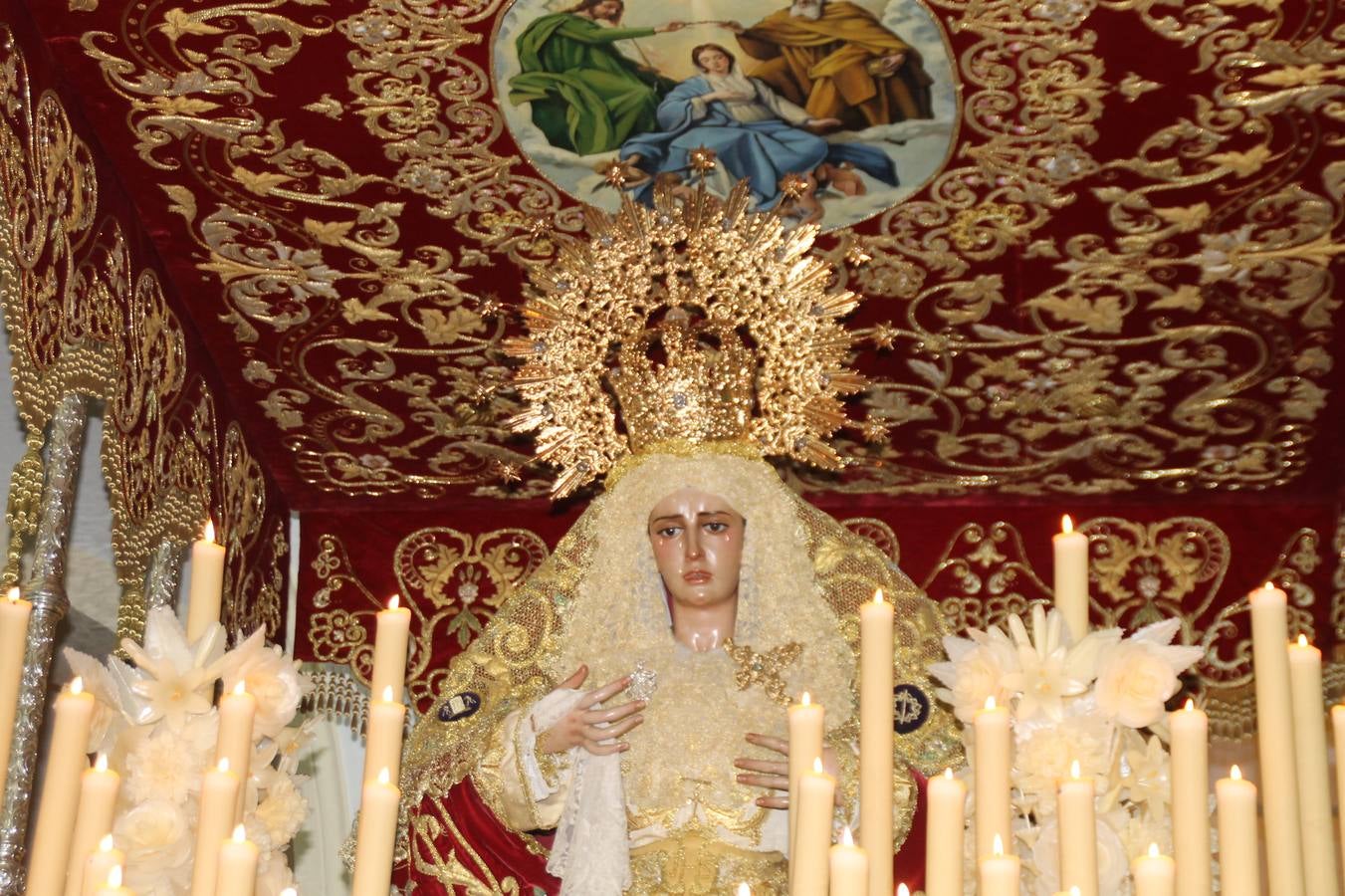 Las emociones llenaron también anoche la ermita de Los Santos Mártires, donde se quedaron guardados todos los afanes, las ilusiones y la devoción que no pudieron tener reflejo en la procesión de las colas largas, La Cofradía del Señor Coronado de Espinas decidió no salir ante la adversidad de la climatología y en el interior de este pequeño templo se vivieron momentos de gran emotividad.La Guardia Civil de Jerez de los Caballeros rindió honores a s Madrina, María Santísima de la Amargura. Los sones de las bandas y agrupaciones que iban a participar en el desfile procesional expandieron su eco desde el Llano de los Mártires para acompañar a los costaleros de cada uno de los tres Pasos, que fueron mecidos a su compás. El jovencísimo saetero Julián Jaramillo, de tan solo 12 años y natural de Segura de León, hizo vibrar a los presentes con su saeta al Coronado.Y entre las oraciones del párroco, Antonio María Rejano y los sacerdotes que le acompañaron, asomaron también las lágrimas.El momento más emotivo se vivió con el sentido homenaje a Manuel Labrador González, Manolo 'Cornelio' a quien Marisa Sánchez, en nombre de la junta de gobierno de la Cofradía del Señor Coronado, dedicó palabras llenas de afecto y reconocimiento, destacando su condición de «trabajador sin igual», su carácter innovador, su generosidad, sus consejos a jóvenes y mayores en el seno de esta Cofradía de la que dijo, «es piedra angular» y su extraordinaria labor. Manuel recibió un libro y una precioso cartel realizada por José Tomás Pérez Indiano, a semejanza del que hace tres años anunció la Semana Santa Jerezana. Emocionado, Manuel agradeció el cariño y dedicó este homenaje a su familia y a todas las madres.