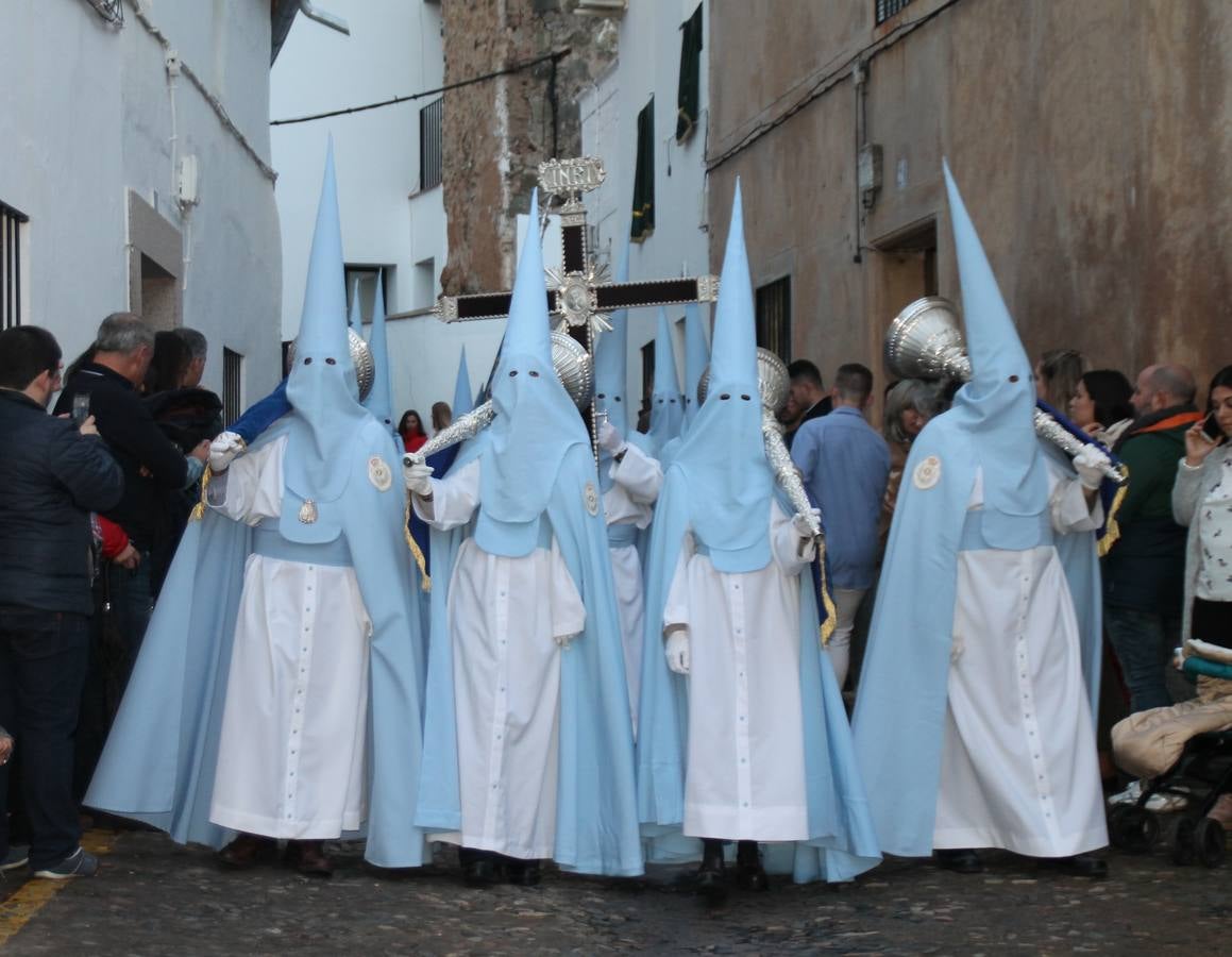 La lluvia que durante las primeras horas de la tarde se contuvo, hizo acto de presencia nada más asomarse a la calle la procesión de las túnicas celestes, que organiza la Archicofrafía del Santísimo Sacramento. Todas las emociones se vieron frustradas y el templo de San Bartolomé fue refugio para el sentimiento de quienes anhelaban acompañar esta estación de penitencia en la que se representa el momento de la institución de la Santa Cena, que junto al de Jesús ante Pilatos, fueron los únicos que realizaron su salida de la iglesia patronal. El Cristo de la Piedad, imagen impresionante en el itinerario de la Semana Santa jerezana, y la hermosa Virgen de la Paza, se quedaron dentro.Los sones de las Agruaciones y bandas que iban a acompañar este desfile sonaron especiales para bailar estas dos imágenes y servir de consuelo, mientras brotaban lágrimas en los ojos de algunos niños que encuentran en esta Cofradía su bautismo nazareno. La oración también acompañó estos momentos de tristeza al tiempo tan especiales.