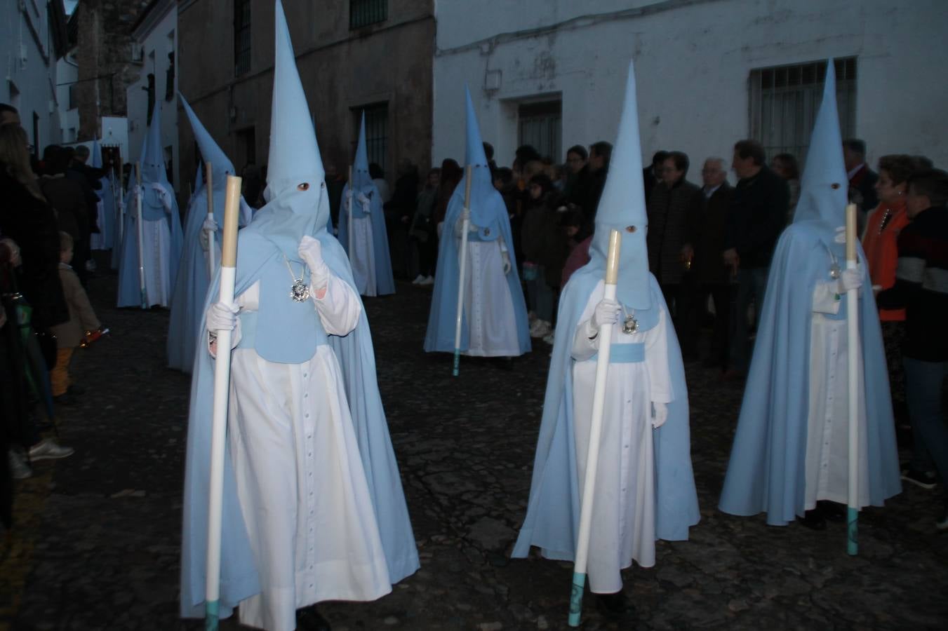 La lluvia que durante las primeras horas de la tarde se contuvo, hizo acto de presencia nada más asomarse a la calle la procesión de las túnicas celestes, que organiza la Archicofrafía del Santísimo Sacramento. Todas las emociones se vieron frustradas y el templo de San Bartolomé fue refugio para el sentimiento de quienes anhelaban acompañar esta estación de penitencia en la que se representa el momento de la institución de la Santa Cena, que junto al de Jesús ante Pilatos, fueron los únicos que realizaron su salida de la iglesia patronal. El Cristo de la Piedad, imagen impresionante en el itinerario de la Semana Santa jerezana, y la hermosa Virgen de la Paza, se quedaron dentro.Los sones de las Agruaciones y bandas que iban a acompañar este desfile sonaron especiales para bailar estas dos imágenes y servir de consuelo, mientras brotaban lágrimas en los ojos de algunos niños que encuentran en esta Cofradía su bautismo nazareno. La oración también acompañó estos momentos de tristeza al tiempo tan especiales.