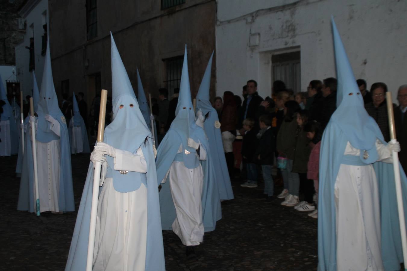 La lluvia que durante las primeras horas de la tarde se contuvo, hizo acto de presencia nada más asomarse a la calle la procesión de las túnicas celestes, que organiza la Archicofrafía del Santísimo Sacramento. Todas las emociones se vieron frustradas y el templo de San Bartolomé fue refugio para el sentimiento de quienes anhelaban acompañar esta estación de penitencia en la que se representa el momento de la institución de la Santa Cena, que junto al de Jesús ante Pilatos, fueron los únicos que realizaron su salida de la iglesia patronal. El Cristo de la Piedad, imagen impresionante en el itinerario de la Semana Santa jerezana, y la hermosa Virgen de la Paza, se quedaron dentro.Los sones de las Agruaciones y bandas que iban a acompañar este desfile sonaron especiales para bailar estas dos imágenes y servir de consuelo, mientras brotaban lágrimas en los ojos de algunos niños que encuentran en esta Cofradía su bautismo nazareno. La oración también acompañó estos momentos de tristeza al tiempo tan especiales.