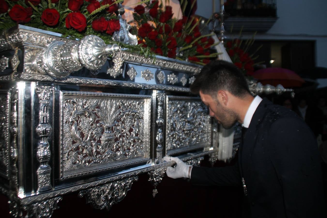 La lluvia que durante las primeras horas de la tarde se contuvo, hizo acto de presencia nada más asomarse a la calle la procesión de las túnicas celestes, que organiza la Archicofrafía del Santísimo Sacramento. Todas las emociones se vieron frustradas y el templo de San Bartolomé fue refugio para el sentimiento de quienes anhelaban acompañar esta estación de penitencia en la que se representa el momento de la institución de la Santa Cena, que junto al de Jesús ante Pilatos, fueron los únicos que realizaron su salida de la iglesia patronal. El Cristo de la Piedad, imagen impresionante en el itinerario de la Semana Santa jerezana, y la hermosa Virgen de la Paza, se quedaron dentro.Los sones de las Agruaciones y bandas que iban a acompañar este desfile sonaron especiales para bailar estas dos imágenes y servir de consuelo, mientras brotaban lágrimas en los ojos de algunos niños que encuentran en esta Cofradía su bautismo nazareno. La oración también acompañó estos momentos de tristeza al tiempo tan especiales.