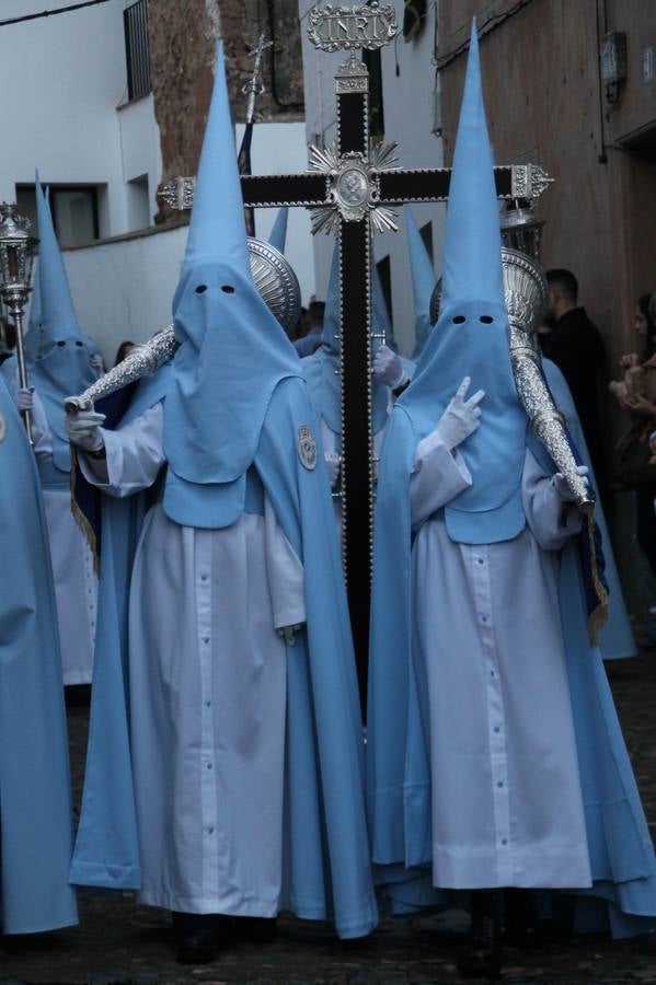 La lluvia que durante las primeras horas de la tarde se contuvo, hizo acto de presencia nada más asomarse a la calle la procesión de las túnicas celestes, que organiza la Archicofrafía del Santísimo Sacramento. Todas las emociones se vieron frustradas y el templo de San Bartolomé fue refugio para el sentimiento de quienes anhelaban acompañar esta estación de penitencia en la que se representa el momento de la institución de la Santa Cena, que junto al de Jesús ante Pilatos, fueron los únicos que realizaron su salida de la iglesia patronal. El Cristo de la Piedad, imagen impresionante en el itinerario de la Semana Santa jerezana, y la hermosa Virgen de la Paza, se quedaron dentro.Los sones de las Agruaciones y bandas que iban a acompañar este desfile sonaron especiales para bailar estas dos imágenes y servir de consuelo, mientras brotaban lágrimas en los ojos de algunos niños que encuentran en esta Cofradía su bautismo nazareno. La oración también acompañó estos momentos de tristeza al tiempo tan especiales.