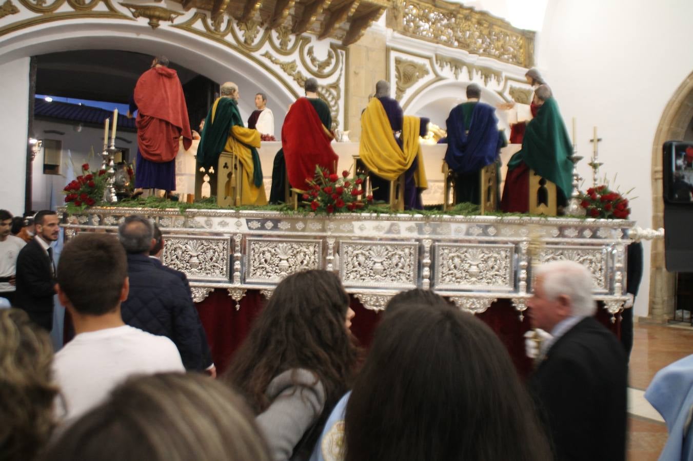 La lluvia que durante las primeras horas de la tarde se contuvo, hizo acto de presencia nada más asomarse a la calle la procesión de las túnicas celestes, que organiza la Archicofrafía del Santísimo Sacramento. Todas las emociones se vieron frustradas y el templo de San Bartolomé fue refugio para el sentimiento de quienes anhelaban acompañar esta estación de penitencia en la que se representa el momento de la institución de la Santa Cena, que junto al de Jesús ante Pilatos, fueron los únicos que realizaron su salida de la iglesia patronal. El Cristo de la Piedad, imagen impresionante en el itinerario de la Semana Santa jerezana, y la hermosa Virgen de la Paza, se quedaron dentro.Los sones de las Agruaciones y bandas que iban a acompañar este desfile sonaron especiales para bailar estas dos imágenes y servir de consuelo, mientras brotaban lágrimas en los ojos de algunos niños que encuentran en esta Cofradía su bautismo nazareno. La oración también acompañó estos momentos de tristeza al tiempo tan especiales.