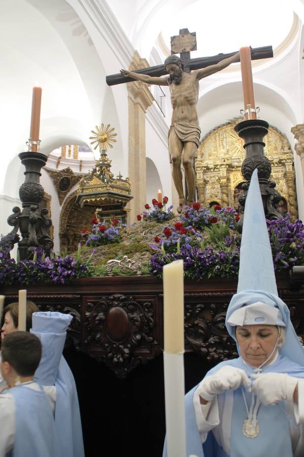 La lluvia que durante las primeras horas de la tarde se contuvo, hizo acto de presencia nada más asomarse a la calle la procesión de las túnicas celestes, que organiza la Archicofrafía del Santísimo Sacramento. Todas las emociones se vieron frustradas y el templo de San Bartolomé fue refugio para el sentimiento de quienes anhelaban acompañar esta estación de penitencia en la que se representa el momento de la institución de la Santa Cena, que junto al de Jesús ante Pilatos, fueron los únicos que realizaron su salida de la iglesia patronal. El Cristo de la Piedad, imagen impresionante en el itinerario de la Semana Santa jerezana, y la hermosa Virgen de la Paza, se quedaron dentro.Los sones de las Agruaciones y bandas que iban a acompañar este desfile sonaron especiales para bailar estas dos imágenes y servir de consuelo, mientras brotaban lágrimas en los ojos de algunos niños que encuentran en esta Cofradía su bautismo nazareno. La oración también acompañó estos momentos de tristeza al tiempo tan especiales.