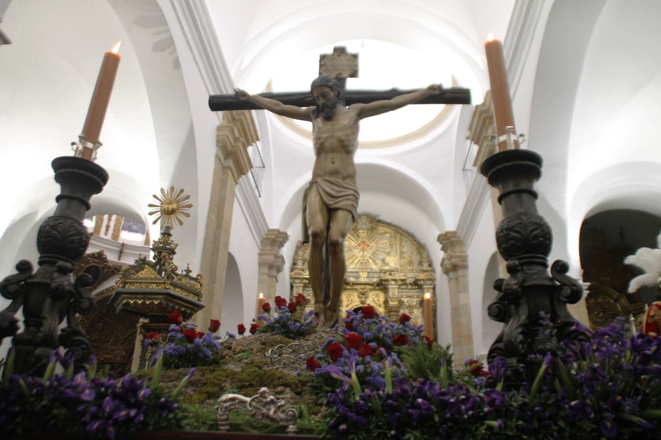 La lluvia que durante las primeras horas de la tarde se contuvo, hizo acto de presencia nada más asomarse a la calle la procesión de las túnicas celestes, que organiza la Archicofrafía del Santísimo Sacramento. Todas las emociones se vieron frustradas y el templo de San Bartolomé fue refugio para el sentimiento de quienes anhelaban acompañar esta estación de penitencia en la que se representa el momento de la institución de la Santa Cena, que junto al de Jesús ante Pilatos, fueron los únicos que realizaron su salida de la iglesia patronal. El Cristo de la Piedad, imagen impresionante en el itinerario de la Semana Santa jerezana, y la hermosa Virgen de la Paza, se quedaron dentro.Los sones de las Agruaciones y bandas que iban a acompañar este desfile sonaron especiales para bailar estas dos imágenes y servir de consuelo, mientras brotaban lágrimas en los ojos de algunos niños que encuentran en esta Cofradía su bautismo nazareno. La oración también acompañó estos momentos de tristeza al tiempo tan especiales.