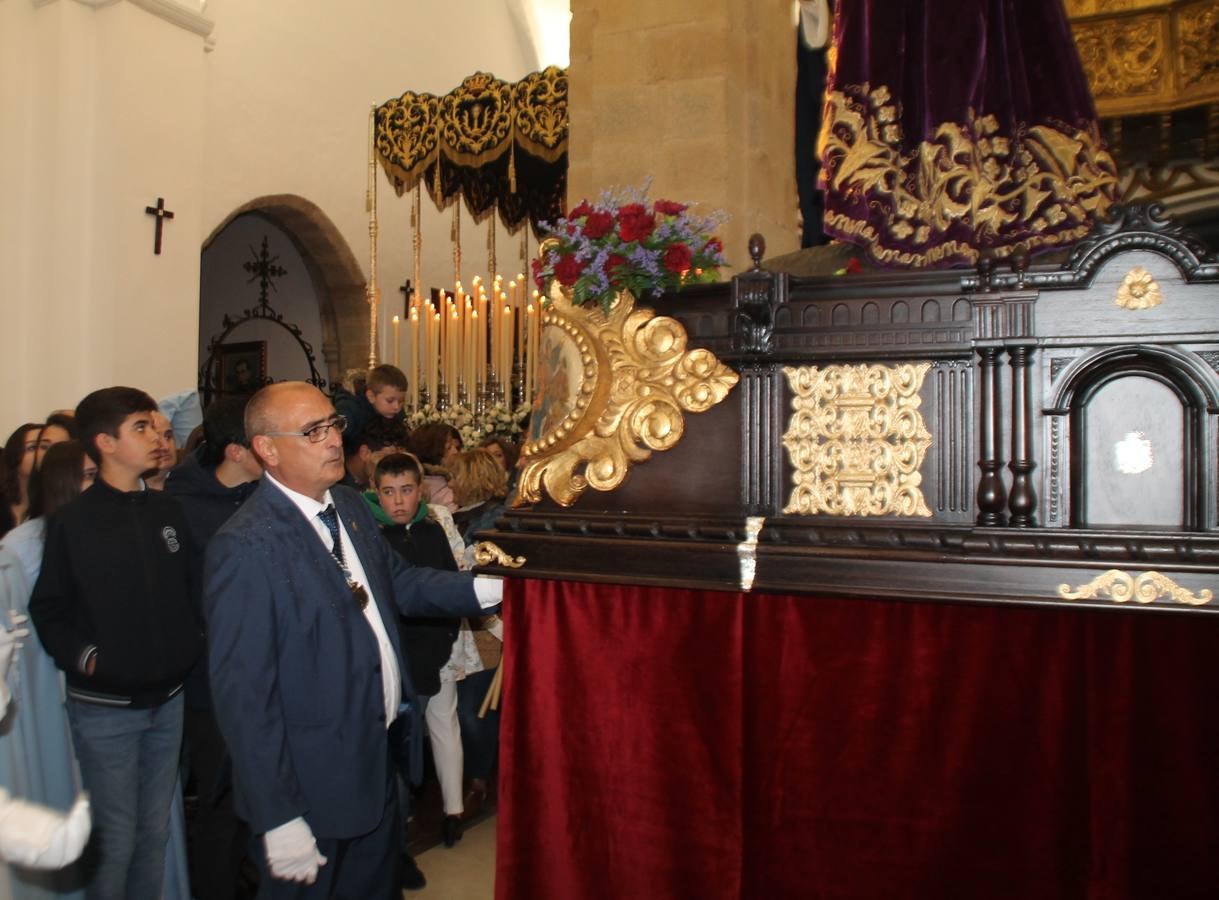 La lluvia que durante las primeras horas de la tarde se contuvo, hizo acto de presencia nada más asomarse a la calle la procesión de las túnicas celestes, que organiza la Archicofrafía del Santísimo Sacramento. Todas las emociones se vieron frustradas y el templo de San Bartolomé fue refugio para el sentimiento de quienes anhelaban acompañar esta estación de penitencia en la que se representa el momento de la institución de la Santa Cena, que junto al de Jesús ante Pilatos, fueron los únicos que realizaron su salida de la iglesia patronal. El Cristo de la Piedad, imagen impresionante en el itinerario de la Semana Santa jerezana, y la hermosa Virgen de la Paza, se quedaron dentro.Los sones de las Agruaciones y bandas que iban a acompañar este desfile sonaron especiales para bailar estas dos imágenes y servir de consuelo, mientras brotaban lágrimas en los ojos de algunos niños que encuentran en esta Cofradía su bautismo nazareno. La oración también acompañó estos momentos de tristeza al tiempo tan especiales.