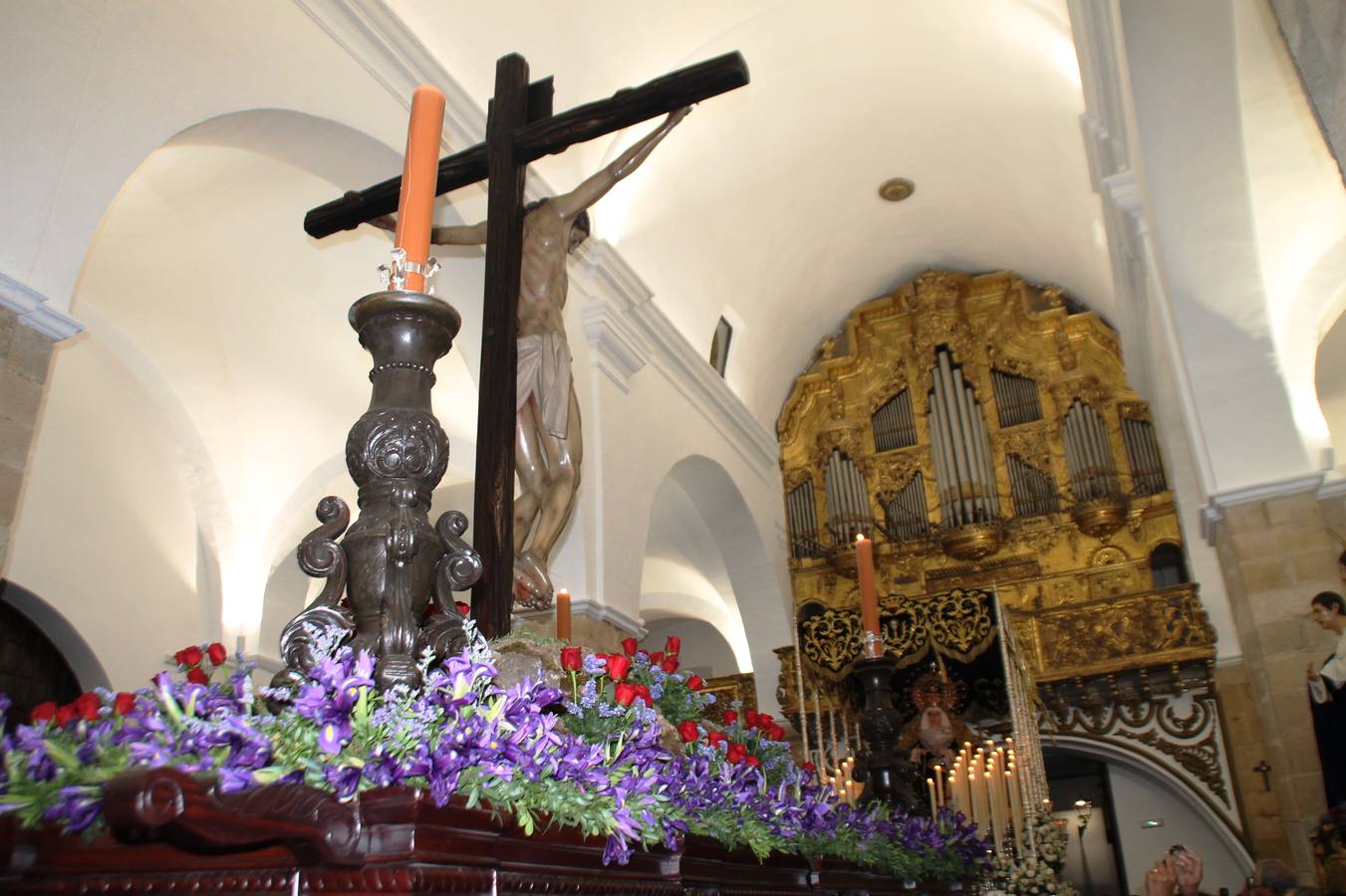 La lluvia que durante las primeras horas de la tarde se contuvo, hizo acto de presencia nada más asomarse a la calle la procesión de las túnicas celestes, que organiza la Archicofrafía del Santísimo Sacramento. Todas las emociones se vieron frustradas y el templo de San Bartolomé fue refugio para el sentimiento de quienes anhelaban acompañar esta estación de penitencia en la que se representa el momento de la institución de la Santa Cena, que junto al de Jesús ante Pilatos, fueron los únicos que realizaron su salida de la iglesia patronal. El Cristo de la Piedad, imagen impresionante en el itinerario de la Semana Santa jerezana, y la hermosa Virgen de la Paza, se quedaron dentro.Los sones de las Agruaciones y bandas que iban a acompañar este desfile sonaron especiales para bailar estas dos imágenes y servir de consuelo, mientras brotaban lágrimas en los ojos de algunos niños que encuentran en esta Cofradía su bautismo nazareno. La oración también acompañó estos momentos de tristeza al tiempo tan especiales.