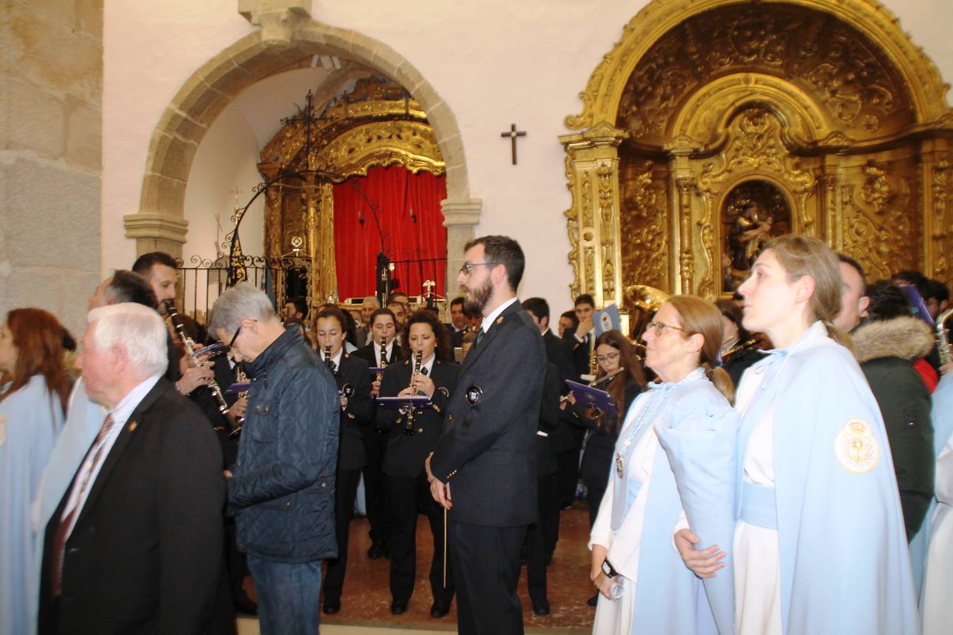 La lluvia que durante las primeras horas de la tarde se contuvo, hizo acto de presencia nada más asomarse a la calle la procesión de las túnicas celestes, que organiza la Archicofrafía del Santísimo Sacramento. Todas las emociones se vieron frustradas y el templo de San Bartolomé fue refugio para el sentimiento de quienes anhelaban acompañar esta estación de penitencia en la que se representa el momento de la institución de la Santa Cena, que junto al de Jesús ante Pilatos, fueron los únicos que realizaron su salida de la iglesia patronal. El Cristo de la Piedad, imagen impresionante en el itinerario de la Semana Santa jerezana, y la hermosa Virgen de la Paza, se quedaron dentro.Los sones de las Agruaciones y bandas que iban a acompañar este desfile sonaron especiales para bailar estas dos imágenes y servir de consuelo, mientras brotaban lágrimas en los ojos de algunos niños que encuentran en esta Cofradía su bautismo nazareno. La oración también acompañó estos momentos de tristeza al tiempo tan especiales.