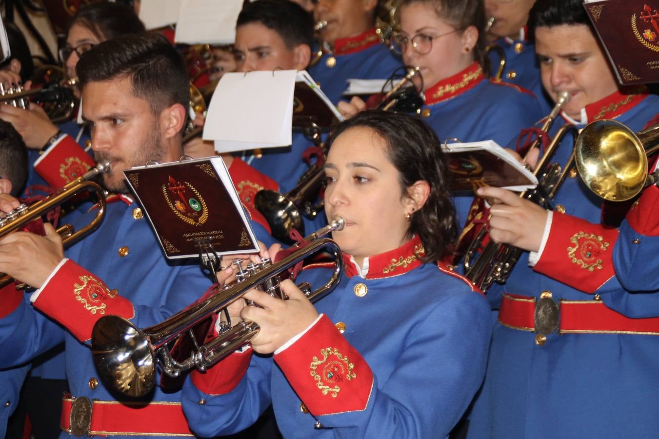 La lluvia que durante las primeras horas de la tarde se contuvo, hizo acto de presencia nada más asomarse a la calle la procesión de las túnicas celestes, que organiza la Archicofrafía del Santísimo Sacramento. Todas las emociones se vieron frustradas y el templo de San Bartolomé fue refugio para el sentimiento de quienes anhelaban acompañar esta estación de penitencia en la que se representa el momento de la institución de la Santa Cena, que junto al de Jesús ante Pilatos, fueron los únicos que realizaron su salida de la iglesia patronal. El Cristo de la Piedad, imagen impresionante en el itinerario de la Semana Santa jerezana, y la hermosa Virgen de la Paza, se quedaron dentro.Los sones de las Agruaciones y bandas que iban a acompañar este desfile sonaron especiales para bailar estas dos imágenes y servir de consuelo, mientras brotaban lágrimas en los ojos de algunos niños que encuentran en esta Cofradía su bautismo nazareno. La oración también acompañó estos momentos de tristeza al tiempo tan especiales.