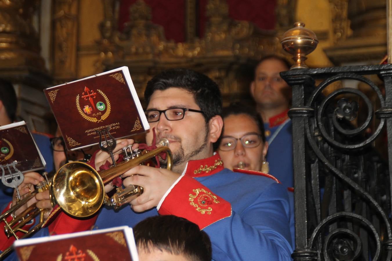 La lluvia que durante las primeras horas de la tarde se contuvo, hizo acto de presencia nada más asomarse a la calle la procesión de las túnicas celestes, que organiza la Archicofrafía del Santísimo Sacramento. Todas las emociones se vieron frustradas y el templo de San Bartolomé fue refugio para el sentimiento de quienes anhelaban acompañar esta estación de penitencia en la que se representa el momento de la institución de la Santa Cena, que junto al de Jesús ante Pilatos, fueron los únicos que realizaron su salida de la iglesia patronal. El Cristo de la Piedad, imagen impresionante en el itinerario de la Semana Santa jerezana, y la hermosa Virgen de la Paza, se quedaron dentro.Los sones de las Agruaciones y bandas que iban a acompañar este desfile sonaron especiales para bailar estas dos imágenes y servir de consuelo, mientras brotaban lágrimas en los ojos de algunos niños que encuentran en esta Cofradía su bautismo nazareno. La oración también acompañó estos momentos de tristeza al tiempo tan especiales.