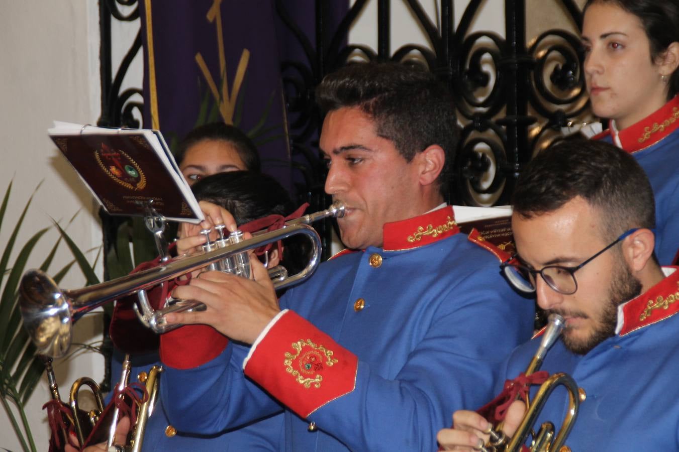 La lluvia que durante las primeras horas de la tarde se contuvo, hizo acto de presencia nada más asomarse a la calle la procesión de las túnicas celestes, que organiza la Archicofrafía del Santísimo Sacramento. Todas las emociones se vieron frustradas y el templo de San Bartolomé fue refugio para el sentimiento de quienes anhelaban acompañar esta estación de penitencia en la que se representa el momento de la institución de la Santa Cena, que junto al de Jesús ante Pilatos, fueron los únicos que realizaron su salida de la iglesia patronal. El Cristo de la Piedad, imagen impresionante en el itinerario de la Semana Santa jerezana, y la hermosa Virgen de la Paza, se quedaron dentro.Los sones de las Agruaciones y bandas que iban a acompañar este desfile sonaron especiales para bailar estas dos imágenes y servir de consuelo, mientras brotaban lágrimas en los ojos de algunos niños que encuentran en esta Cofradía su bautismo nazareno. La oración también acompañó estos momentos de tristeza al tiempo tan especiales.