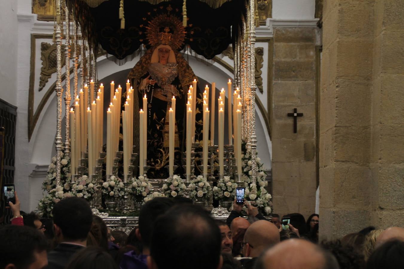 La lluvia que durante las primeras horas de la tarde se contuvo, hizo acto de presencia nada más asomarse a la calle la procesión de las túnicas celestes, que organiza la Archicofrafía del Santísimo Sacramento. Todas las emociones se vieron frustradas y el templo de San Bartolomé fue refugio para el sentimiento de quienes anhelaban acompañar esta estación de penitencia en la que se representa el momento de la institución de la Santa Cena, que junto al de Jesús ante Pilatos, fueron los únicos que realizaron su salida de la iglesia patronal. El Cristo de la Piedad, imagen impresionante en el itinerario de la Semana Santa jerezana, y la hermosa Virgen de la Paza, se quedaron dentro.Los sones de las Agruaciones y bandas que iban a acompañar este desfile sonaron especiales para bailar estas dos imágenes y servir de consuelo, mientras brotaban lágrimas en los ojos de algunos niños que encuentran en esta Cofradía su bautismo nazareno. La oración también acompañó estos momentos de tristeza al tiempo tan especiales.