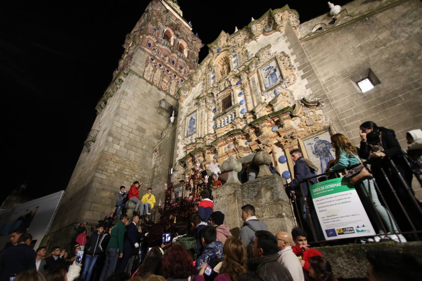 La lluvia dio una tregua a la 'madrugá' jerezana y la Real Hermandad Cofradía de Nuestro Padre Jesús del Gran Amor y María Santísima de la Esperanza Macarena realizó su desfile procesional. Aunque la Hermandad optó por hacer el itinerario más corto, la falta de lluvia fue la mejor noticia para los jerezanos que, tras una tarde marcada por el agua, pudieron salir a la calle y contemplar el amor y la devoción de todo un pueblo por su Semana Mayor. 