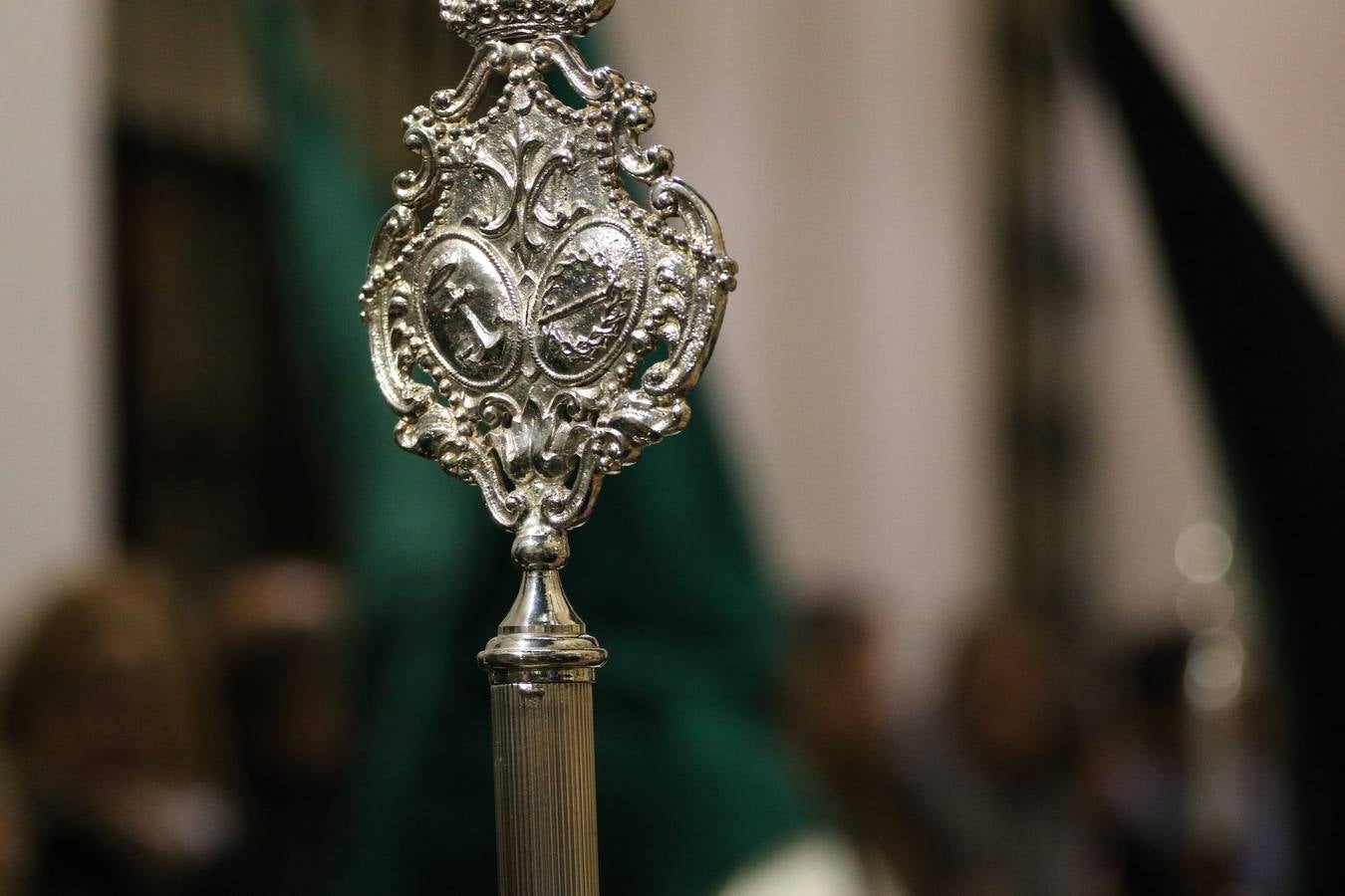 La lluvia dio una tregua a la 'madrugá' jerezana y la Real Hermandad Cofradía de Nuestro Padre Jesús del Gran Amor y María Santísima de la Esperanza Macarena realizó su desfile procesional. Aunque la Hermandad optó por hacer el itinerario más corto, la falta de lluvia fue la mejor noticia para los jerezanos que, tras una tarde marcada por el agua, pudieron salir a la calle y contemplar el amor y la devoción de todo un pueblo por su Semana Mayor. 