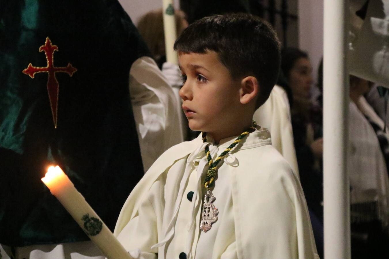 La lluvia dio una tregua a la 'madrugá' jerezana y la Real Hermandad Cofradía de Nuestro Padre Jesús del Gran Amor y María Santísima de la Esperanza Macarena realizó su desfile procesional. Aunque la Hermandad optó por hacer el itinerario más corto, la falta de lluvia fue la mejor noticia para los jerezanos que, tras una tarde marcada por el agua, pudieron salir a la calle y contemplar el amor y la devoción de todo un pueblo por su Semana Mayor. 