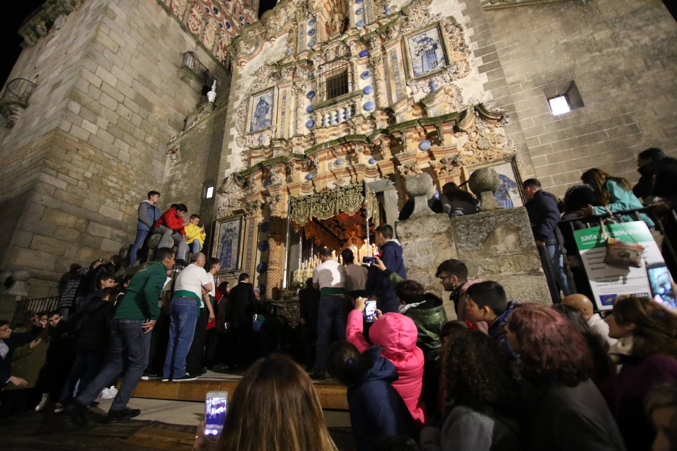 La lluvia dio una tregua a la 'madrugá' jerezana y la Real Hermandad Cofradía de Nuestro Padre Jesús del Gran Amor y María Santísima de la Esperanza Macarena realizó su desfile procesional. Aunque la Hermandad optó por hacer el itinerario más corto, la falta de lluvia fue la mejor noticia para los jerezanos que, tras una tarde marcada por el agua, pudieron salir a la calle y contemplar el amor y la devoción de todo un pueblo por su Semana Mayor. 