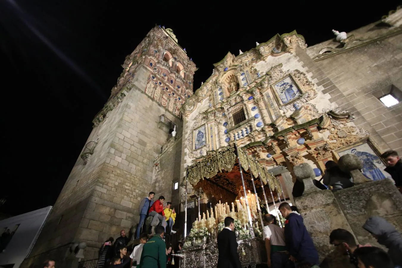 La lluvia dio una tregua a la 'madrugá' jerezana y la Real Hermandad Cofradía de Nuestro Padre Jesús del Gran Amor y María Santísima de la Esperanza Macarena realizó su desfile procesional. Aunque la Hermandad optó por hacer el itinerario más corto, la falta de lluvia fue la mejor noticia para los jerezanos que, tras una tarde marcada por el agua, pudieron salir a la calle y contemplar el amor y la devoción de todo un pueblo por su Semana Mayor. 