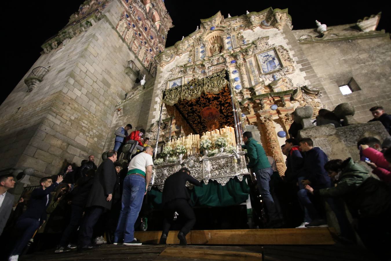 La lluvia dio una tregua a la 'madrugá' jerezana y la Real Hermandad Cofradía de Nuestro Padre Jesús del Gran Amor y María Santísima de la Esperanza Macarena realizó su desfile procesional. Aunque la Hermandad optó por hacer el itinerario más corto, la falta de lluvia fue la mejor noticia para los jerezanos que, tras una tarde marcada por el agua, pudieron salir a la calle y contemplar el amor y la devoción de todo un pueblo por su Semana Mayor. 