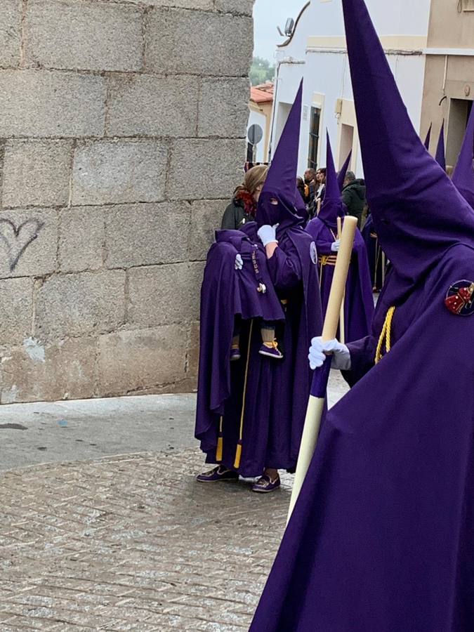 La Iglesia de Santa María de la Encarnación de Jerez de los Caballeros se convirtió, ayer, en el mejor escenario para aunar devoción y sentimiento cofrade. Jerezanos y foráneos se concentraron en su interior para ser partícipes y testigos del sentir y la fe de la Cofradía de 'Nuestro Padre Jesús Nazareno' por sus imágenes titulares. Aunque por la mañana la citada Cofradía sí pudo realizar su ceremonia del Santo Encuentro en el Llano de Santa María, por la tarde, la lluvia impidió la salida de la procesión del 'Santo Entierro'. FOTOS DEL INTERIOR DEL TEMPLO: MARI PAZ ROMERO. FOTOS DE LA SALIDA POR LA MAÑANA: ALBA VENEGAS.