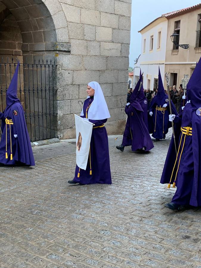 La Iglesia de Santa María de la Encarnación de Jerez de los Caballeros se convirtió, ayer, en el mejor escenario para aunar devoción y sentimiento cofrade. Jerezanos y foráneos se concentraron en su interior para ser partícipes y testigos del sentir y la fe de la Cofradía de 'Nuestro Padre Jesús Nazareno' por sus imágenes titulares. Aunque por la mañana la citada Cofradía sí pudo realizar su ceremonia del Santo Encuentro en el Llano de Santa María, por la tarde, la lluvia impidió la salida de la procesión del 'Santo Entierro'. FOTOS DEL INTERIOR DEL TEMPLO: MARI PAZ ROMERO. FOTOS DE LA SALIDA POR LA MAÑANA: ALBA VENEGAS.