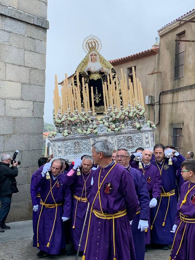 La Iglesia de Santa María de la Encarnación de Jerez de los Caballeros se convirtió, ayer, en el mejor escenario para aunar devoción y sentimiento cofrade. Jerezanos y foráneos se concentraron en su interior para ser partícipes y testigos del sentir y la fe de la Cofradía de 'Nuestro Padre Jesús Nazareno' por sus imágenes titulares. Aunque por la mañana la citada Cofradía sí pudo realizar su ceremonia del Santo Encuentro en el Llano de Santa María, por la tarde, la lluvia impidió la salida de la procesión del 'Santo Entierro'. FOTOS DEL INTERIOR DEL TEMPLO: MARI PAZ ROMERO. FOTOS DE LA SALIDA POR LA MAÑANA: ALBA VENEGAS.