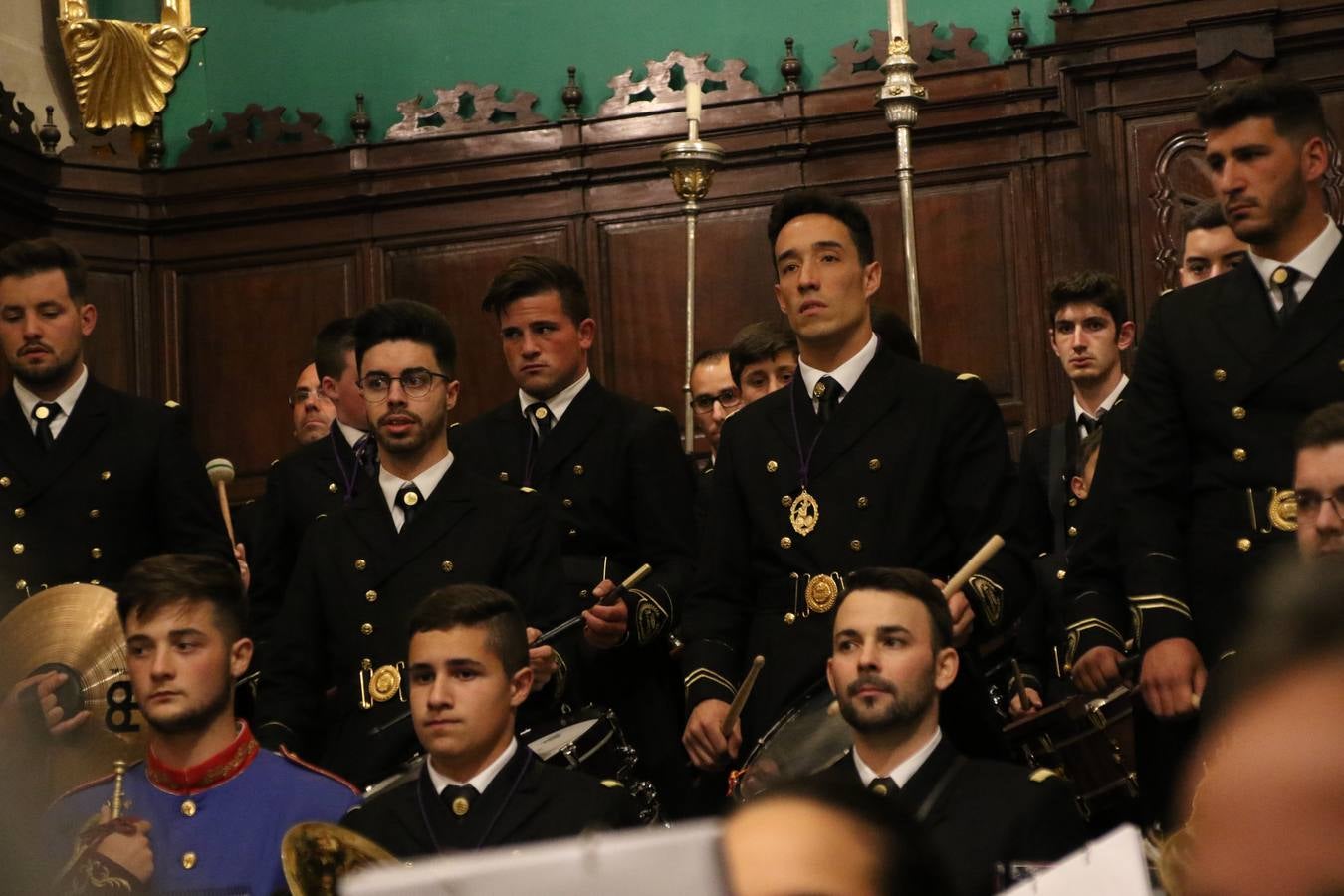 La Iglesia de Santa María de la Encarnación de Jerez de los Caballeros se convirtió, ayer, en el mejor escenario para aunar devoción y sentimiento cofrade. Jerezanos y foráneos se concentraron en su interior para ser partícipes y testigos del sentir y la fe de la Cofradía de 'Nuestro Padre Jesús Nazareno' por sus imágenes titulares. Aunque por la mañana la citada Cofradía sí pudo realizar su ceremonia del Santo Encuentro en el Llano de Santa María, por la tarde, la lluvia impidió la salida de la procesión del 'Santo Entierro'. FOTOS DEL INTERIOR DEL TEMPLO: MARI PAZ ROMERO. FOTOS DE LA SALIDA POR LA MAÑANA: ALBA VENEGAS.