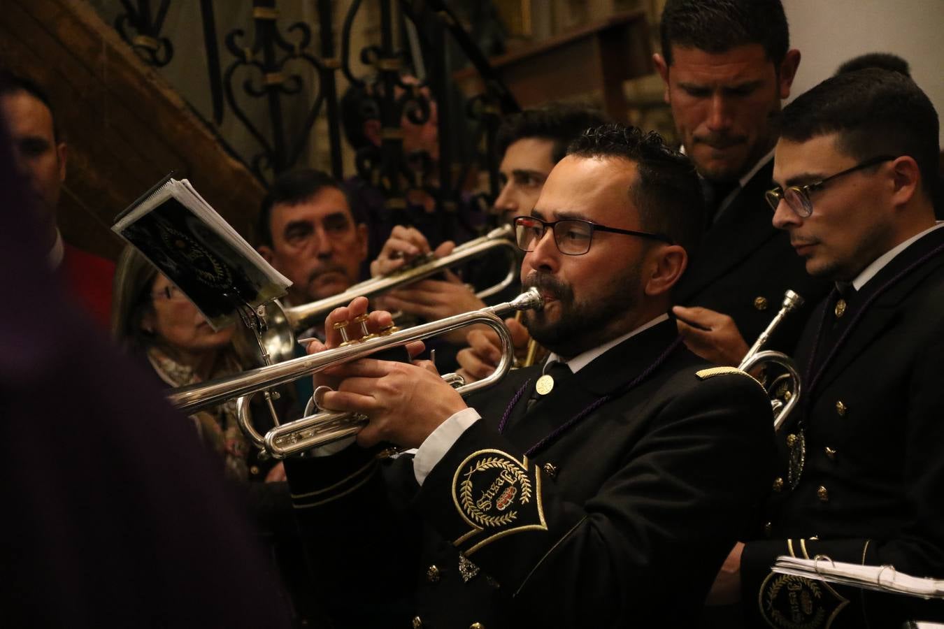 La Iglesia de Santa María de la Encarnación de Jerez de los Caballeros se convirtió, ayer, en el mejor escenario para aunar devoción y sentimiento cofrade. Jerezanos y foráneos se concentraron en su interior para ser partícipes y testigos del sentir y la fe de la Cofradía de 'Nuestro Padre Jesús Nazareno' por sus imágenes titulares. Aunque por la mañana la citada Cofradía sí pudo realizar su ceremonia del Santo Encuentro en el Llano de Santa María, por la tarde, la lluvia impidió la salida de la procesión del 'Santo Entierro'. FOTOS DEL INTERIOR DEL TEMPLO: MARI PAZ ROMERO. FOTOS DE LA SALIDA POR LA MAÑANA: ALBA VENEGAS.