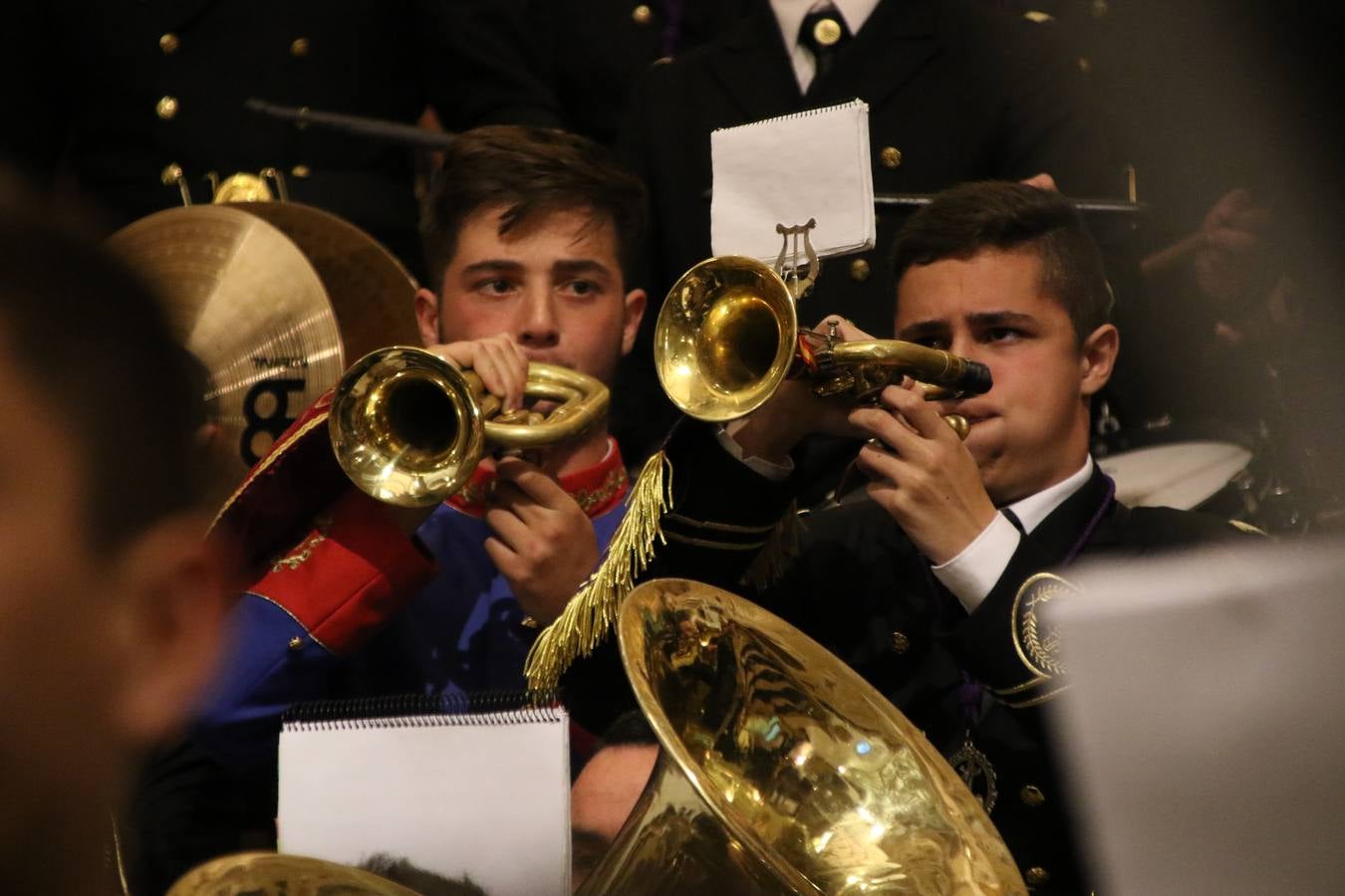 La Iglesia de Santa María de la Encarnación de Jerez de los Caballeros se convirtió, ayer, en el mejor escenario para aunar devoción y sentimiento cofrade. Jerezanos y foráneos se concentraron en su interior para ser partícipes y testigos del sentir y la fe de la Cofradía de 'Nuestro Padre Jesús Nazareno' por sus imágenes titulares. Aunque por la mañana la citada Cofradía sí pudo realizar su ceremonia del Santo Encuentro en el Llano de Santa María, por la tarde, la lluvia impidió la salida de la procesión del 'Santo Entierro'. FOTOS DEL INTERIOR DEL TEMPLO: MARI PAZ ROMERO. FOTOS DE LA SALIDA POR LA MAÑANA: ALBA VENEGAS.