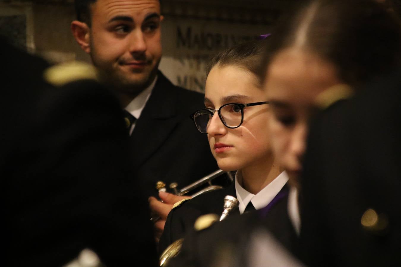 La Iglesia de Santa María de la Encarnación de Jerez de los Caballeros se convirtió, ayer, en el mejor escenario para aunar devoción y sentimiento cofrade. Jerezanos y foráneos se concentraron en su interior para ser partícipes y testigos del sentir y la fe de la Cofradía de 'Nuestro Padre Jesús Nazareno' por sus imágenes titulares. Aunque por la mañana la citada Cofradía sí pudo realizar su ceremonia del Santo Encuentro en el Llano de Santa María, por la tarde, la lluvia impidió la salida de la procesión del 'Santo Entierro'. FOTOS DEL INTERIOR DEL TEMPLO: MARI PAZ ROMERO. FOTOS DE LA SALIDA POR LA MAÑANA: ALBA VENEGAS.