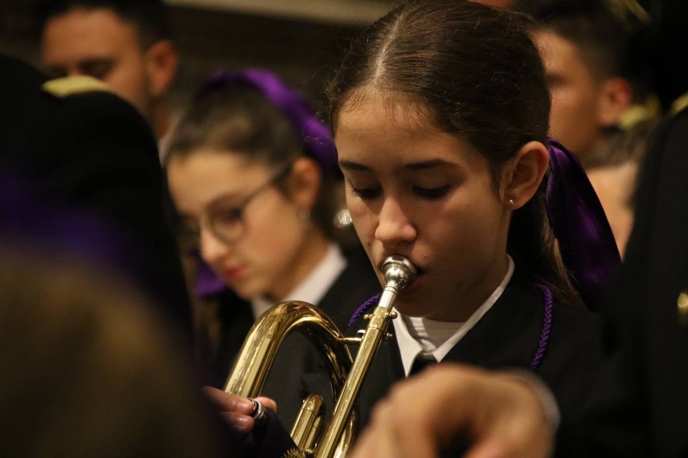 La Iglesia de Santa María de la Encarnación de Jerez de los Caballeros se convirtió, ayer, en el mejor escenario para aunar devoción y sentimiento cofrade. Jerezanos y foráneos se concentraron en su interior para ser partícipes y testigos del sentir y la fe de la Cofradía de 'Nuestro Padre Jesús Nazareno' por sus imágenes titulares. Aunque por la mañana la citada Cofradía sí pudo realizar su ceremonia del Santo Encuentro en el Llano de Santa María, por la tarde, la lluvia impidió la salida de la procesión del 'Santo Entierro'. FOTOS DEL INTERIOR DEL TEMPLO: MARI PAZ ROMERO. FOTOS DE LA SALIDA POR LA MAÑANA: ALBA VENEGAS.