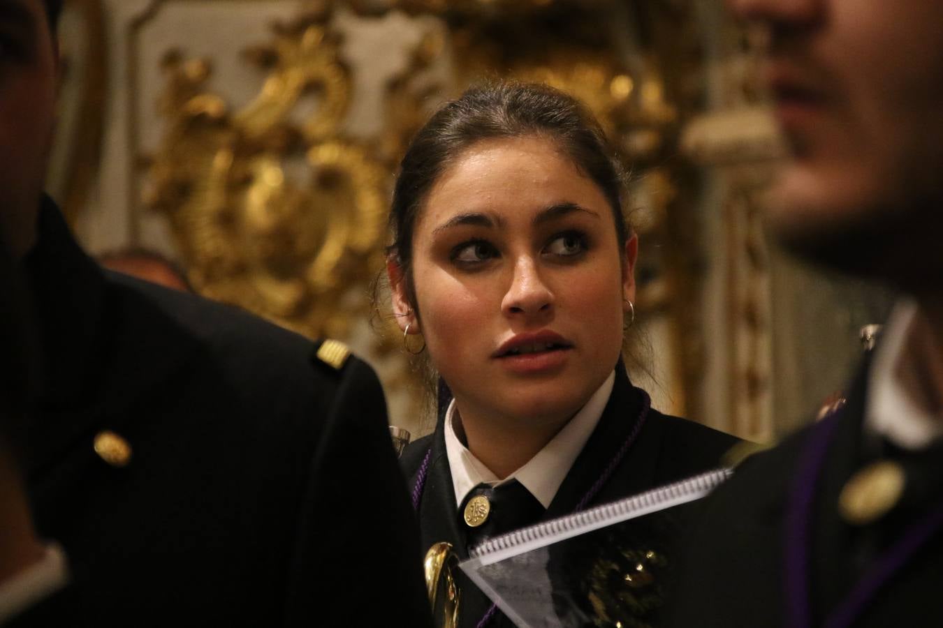 La Iglesia de Santa María de la Encarnación de Jerez de los Caballeros se convirtió, ayer, en el mejor escenario para aunar devoción y sentimiento cofrade. Jerezanos y foráneos se concentraron en su interior para ser partícipes y testigos del sentir y la fe de la Cofradía de 'Nuestro Padre Jesús Nazareno' por sus imágenes titulares. Aunque por la mañana la citada Cofradía sí pudo realizar su ceremonia del Santo Encuentro en el Llano de Santa María, por la tarde, la lluvia impidió la salida de la procesión del 'Santo Entierro'. FOTOS DEL INTERIOR DEL TEMPLO: MARI PAZ ROMERO. FOTOS DE LA SALIDA POR LA MAÑANA: ALBA VENEGAS.